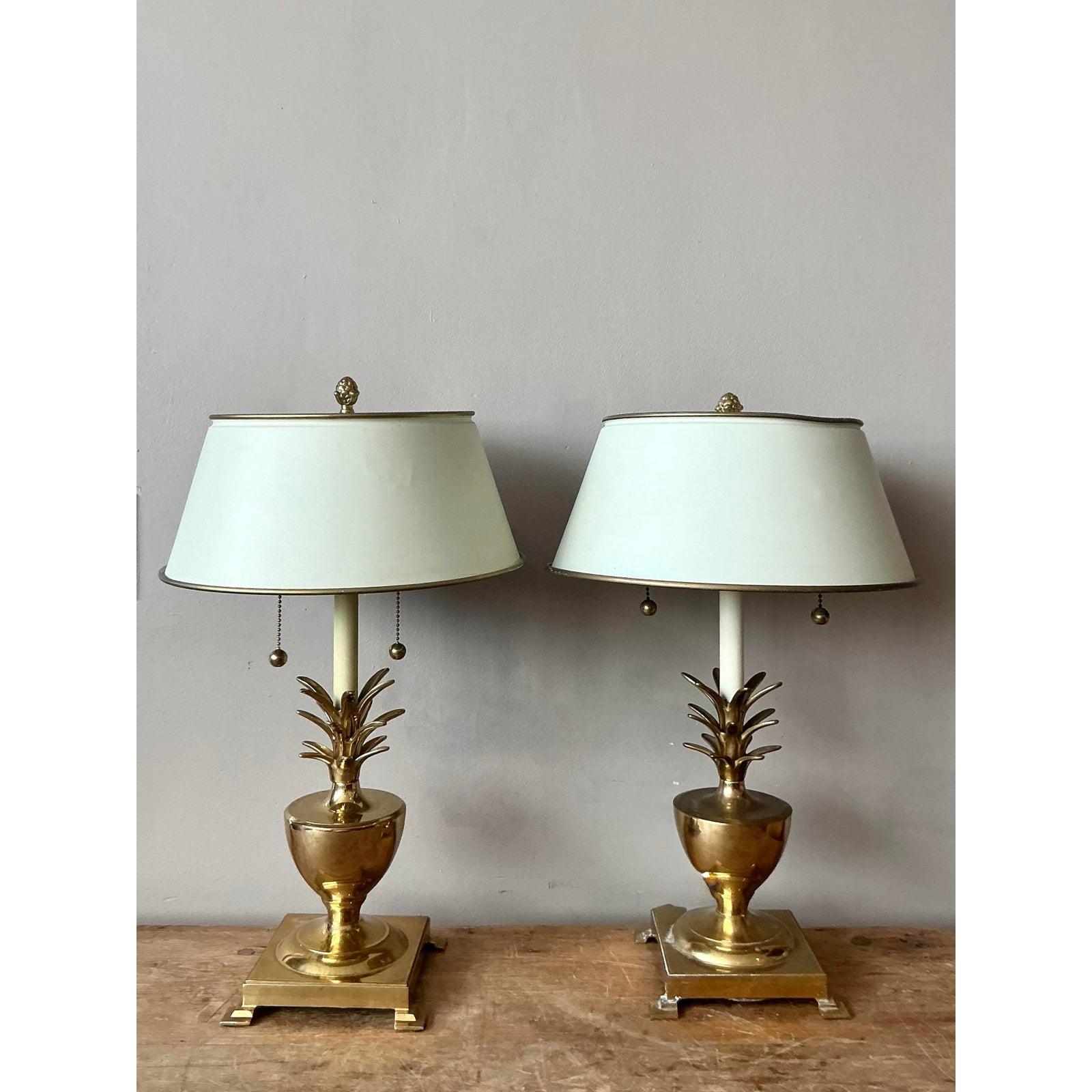 XX secolo Lampade ananas in ottone vintage Regency - una coppia in vendita