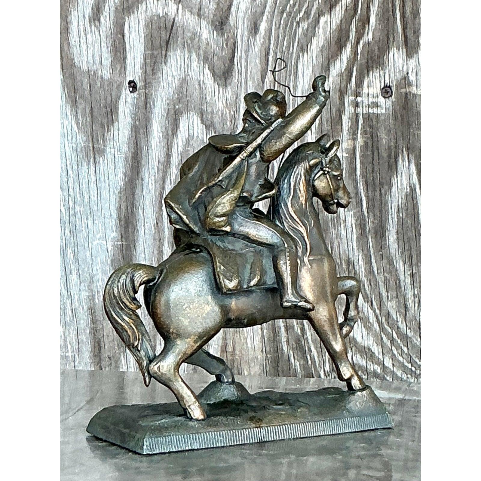 Accattivante pezzo d'arte dell'epoca Regency, questa scultura d'ottone d'epoca raffigura un dinamico cavaliere a metà galoppo, elegantemente in bilico su un cavallo imbizzarrito. Con dettagli eccezionali nell'abbigliamento fluente del cavaliere, nel