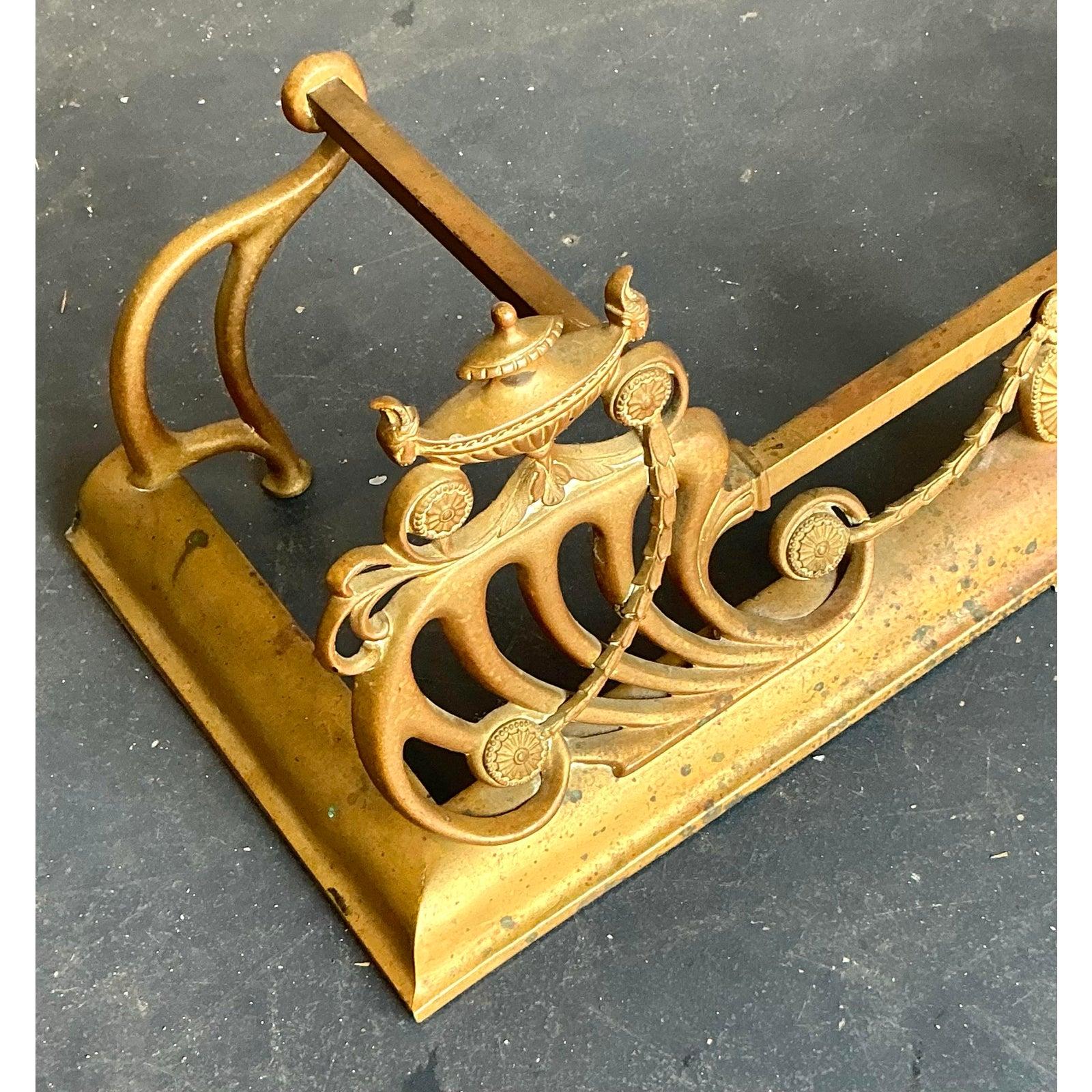 Neoclassico Parafango per caminetto in ottone vintage Regency Swag in vendita