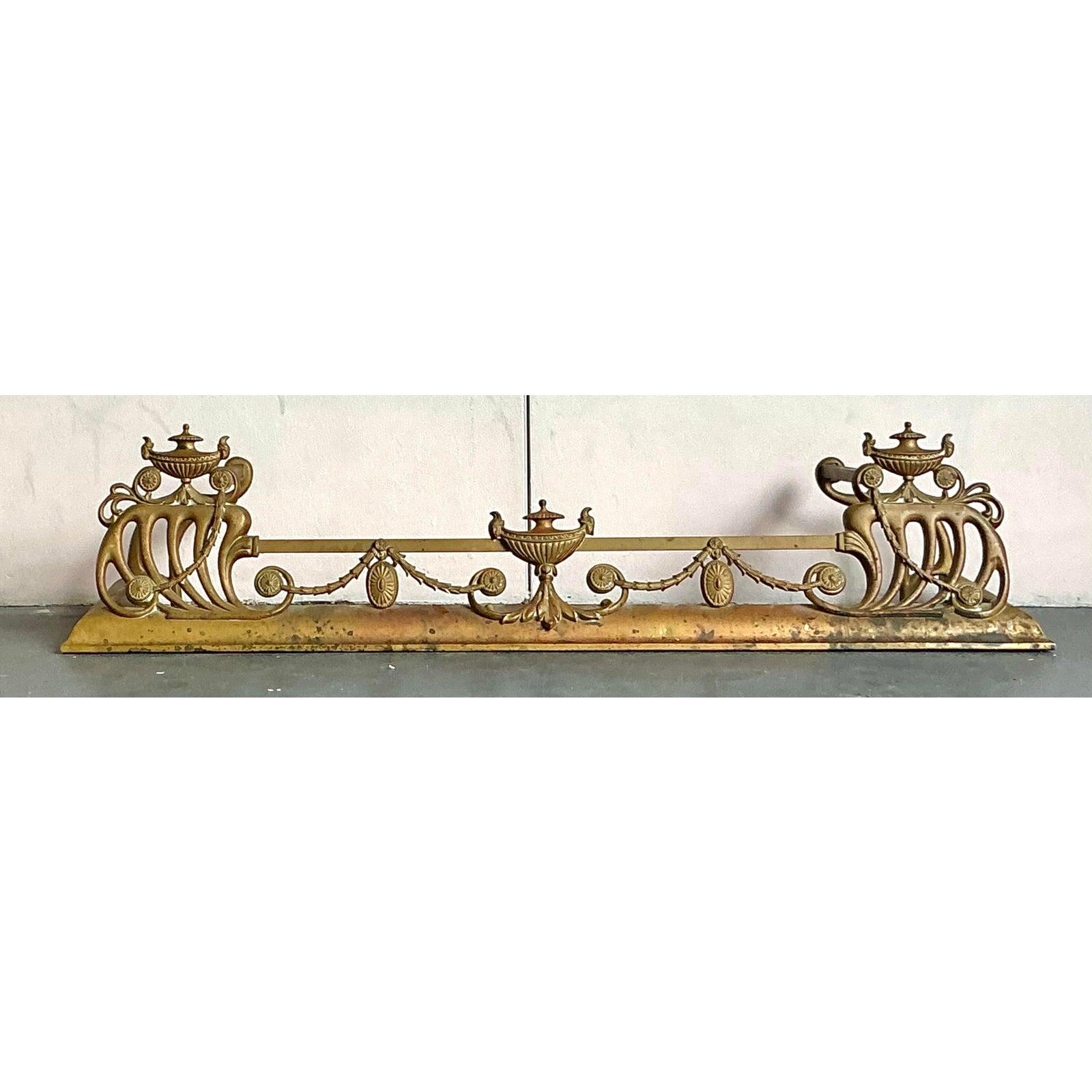 Parafango per caminetto in ottone vintage Regency Swag In condizioni buone in vendita a West Palm Beach, FL