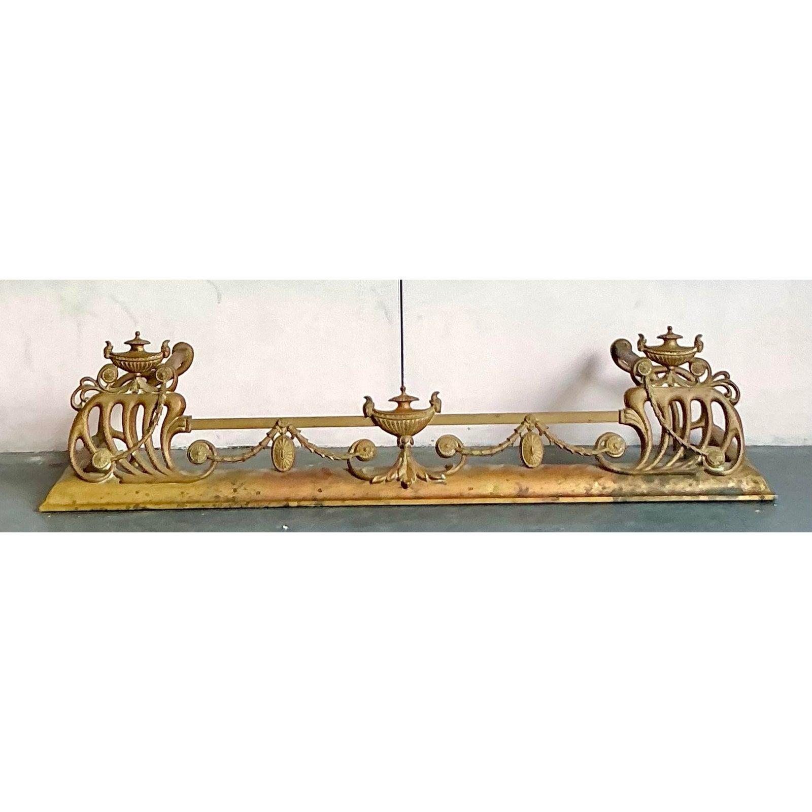 XX secolo Parafango per caminetto in ottone vintage Regency Swag in vendita