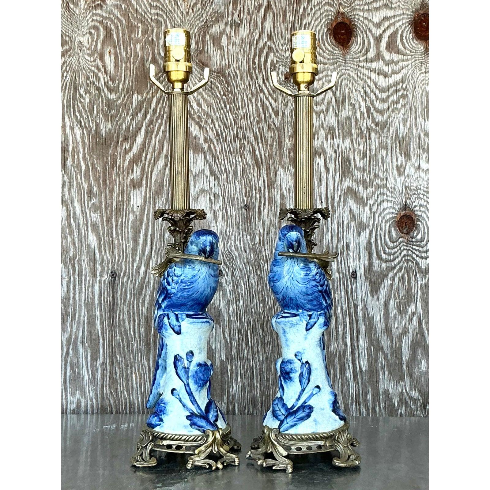 Lámparas de pájaro envueltas en latón Vintage Regency. - Una pareja Chinoiserie en venta