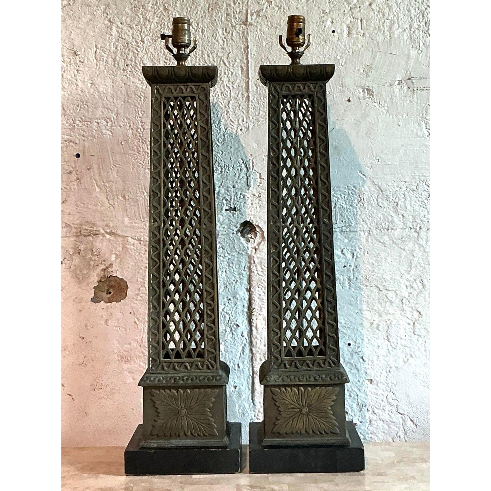 Pareja de lámparas de bronce enrejadas de la época de la Regencia Neoclásico en venta