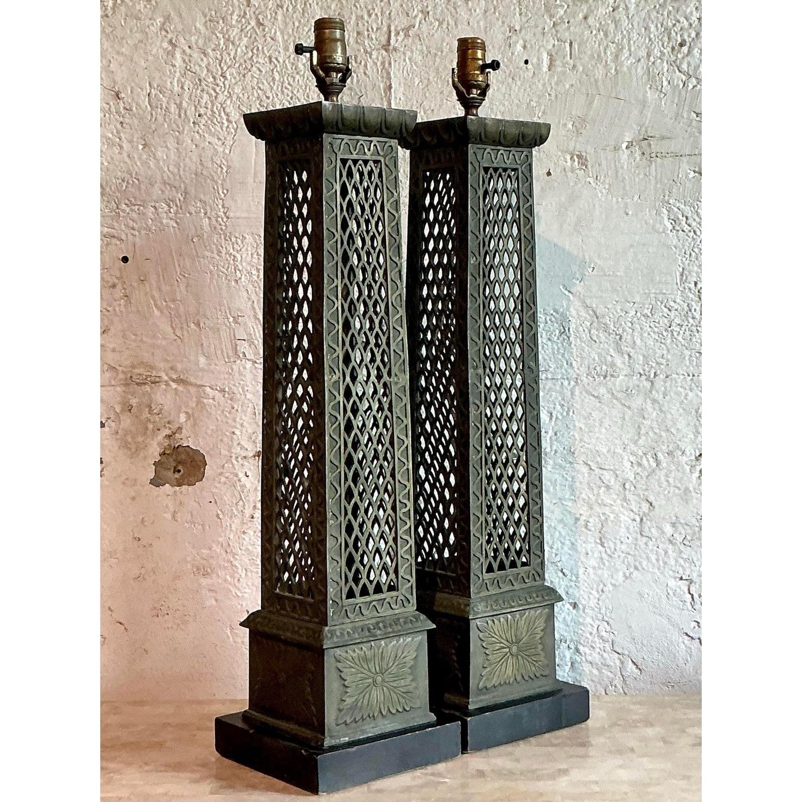 Pareja de lámparas de bronce enrejadas de la época de la Regencia Estadounidense en venta