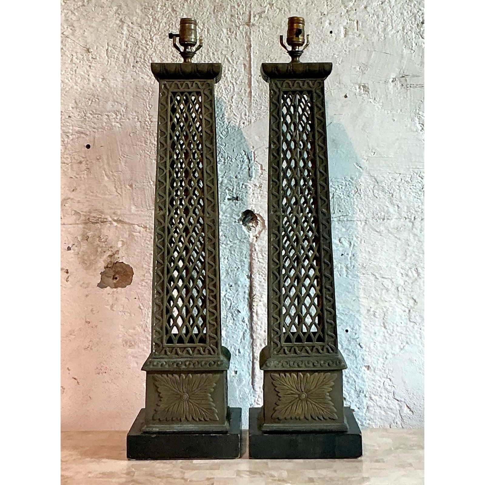Pareja de lámparas de bronce enrejadas de la época de la Regencia siglo XX en venta
