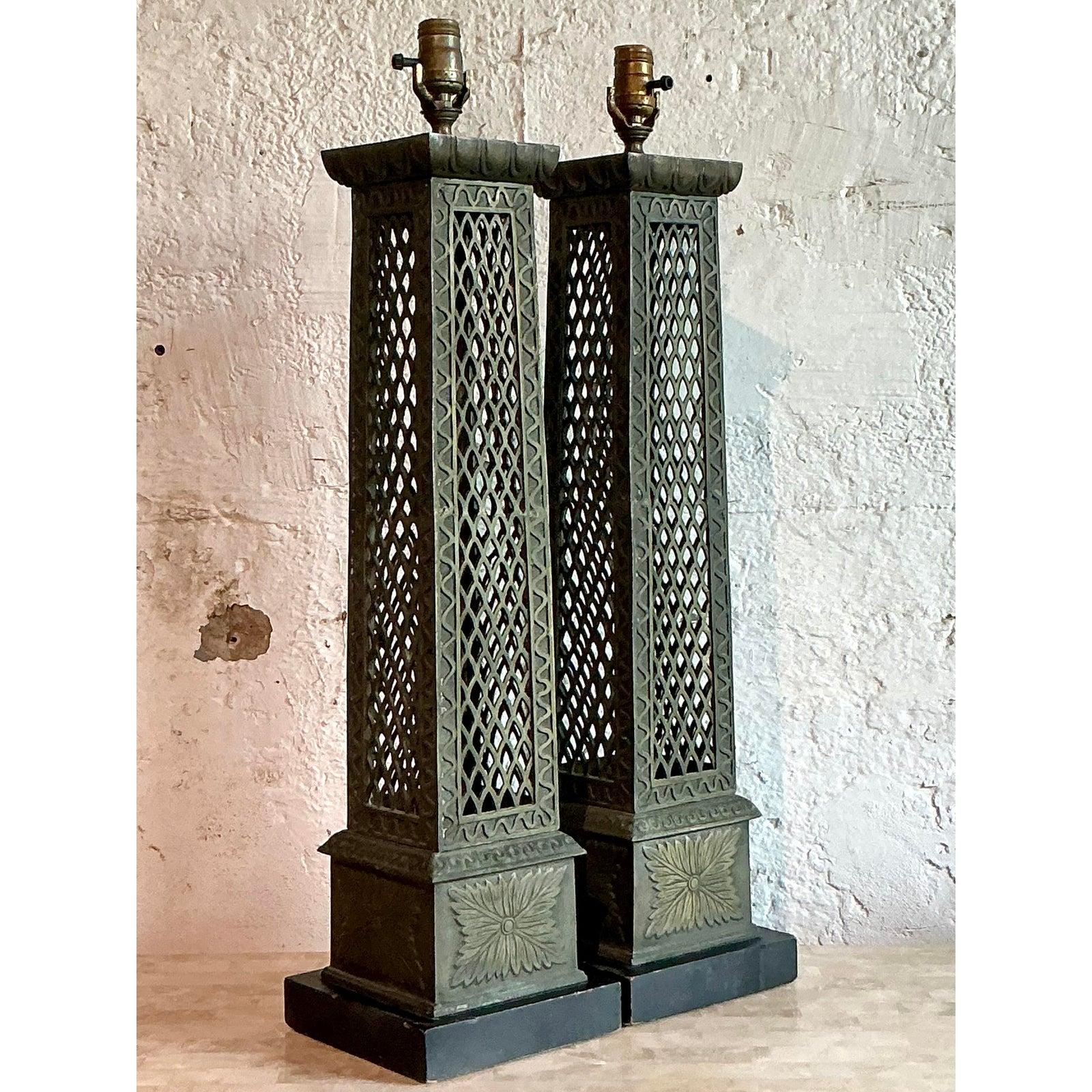 Pareja de lámparas de bronce enrejadas de la época de la Regencia en venta 2
