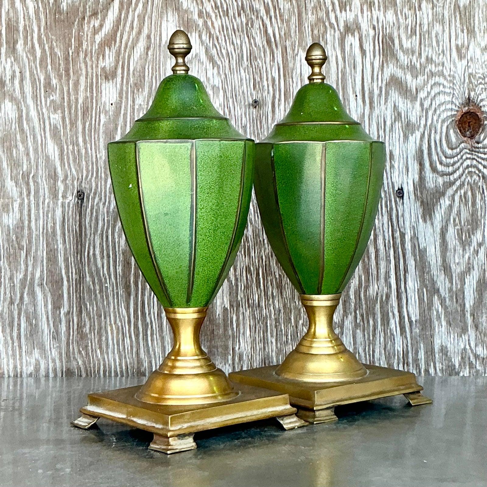 Ajoutez une touche de charme aristocratique avec cette magnifique paire d'urnes vintage de style Regency. Leur silhouette sophistiquée, leur corps d'un riche vert profond et leurs accents de bronze doré incarnent l'opulence classique. Idéales pour
