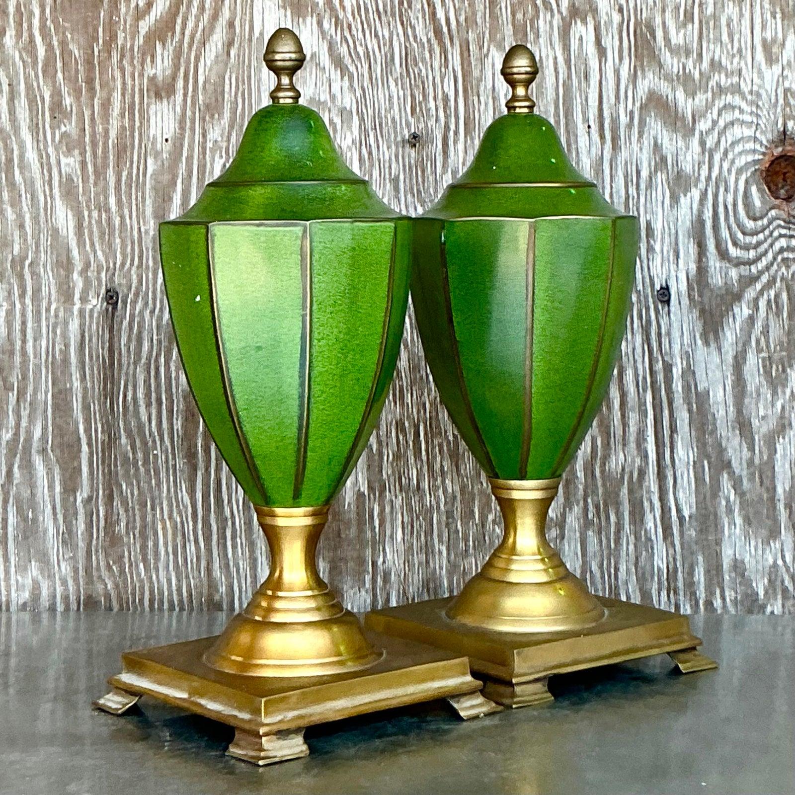 Américain Urnes en bronze de style Régence - une paire en vente