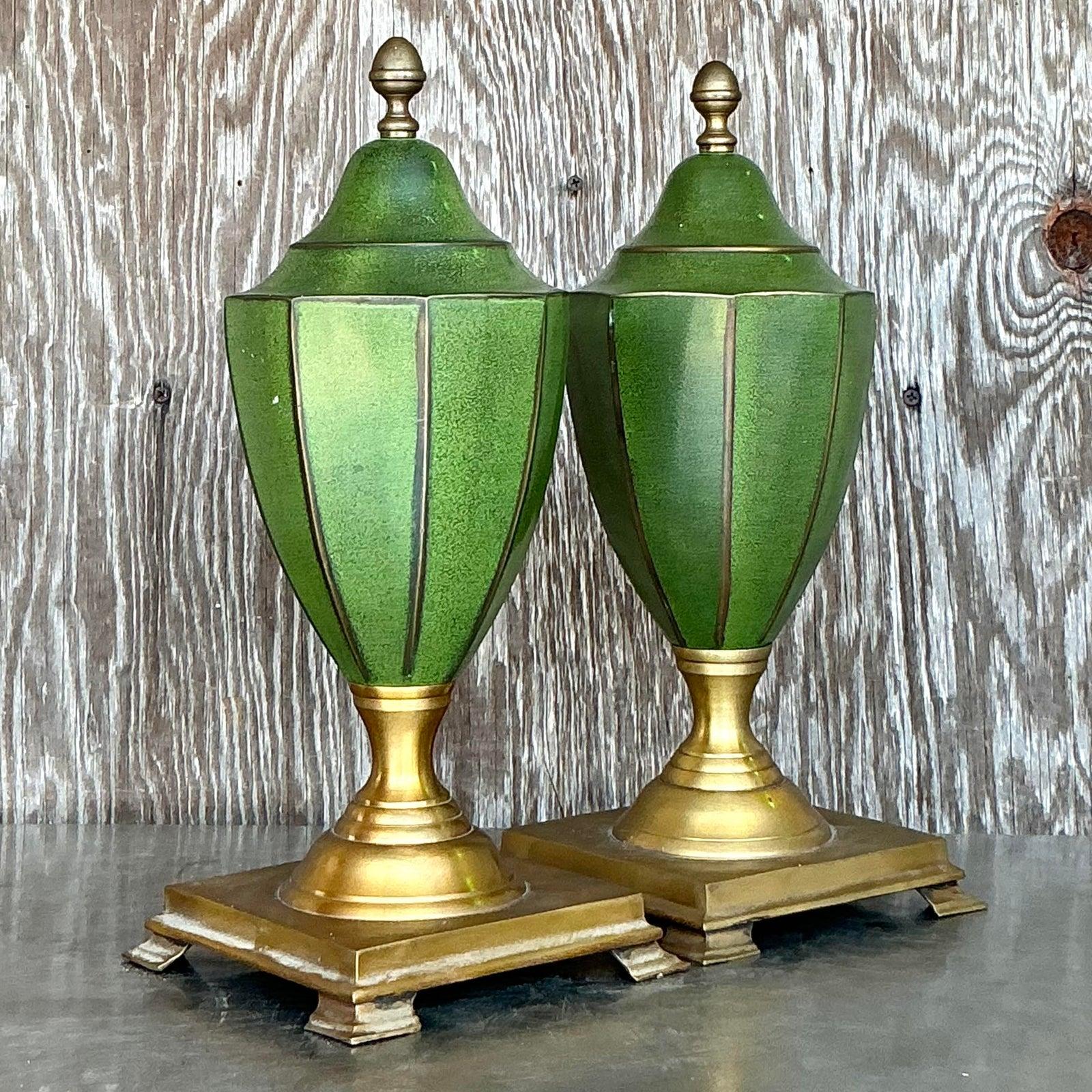 Urnes en bronze de style Régence - une paire Bon état - En vente à west palm beach, FL