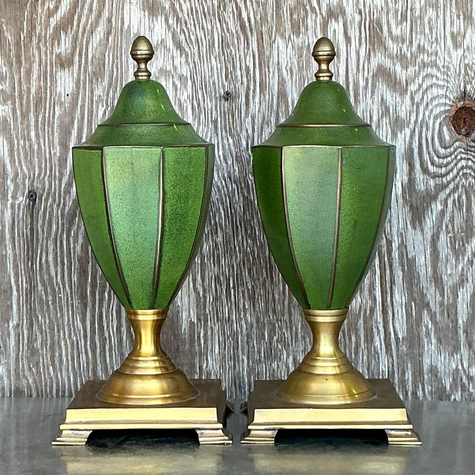 20ième siècle Urnes en bronze de style Régence - une paire en vente