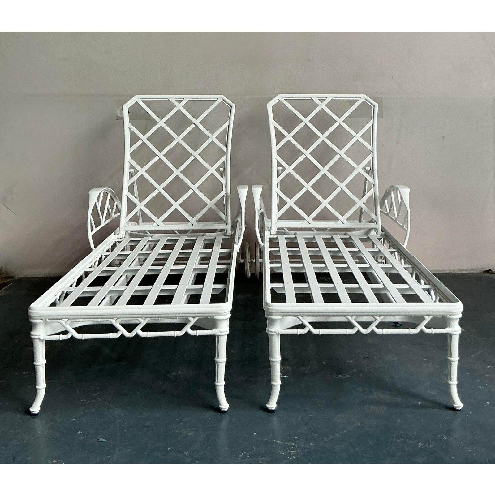 Vintage Regency Brown Jordan “Calcutta” Cast Aluminum Chaise Lounge - A Pair (Chinoiserie) im Angebot