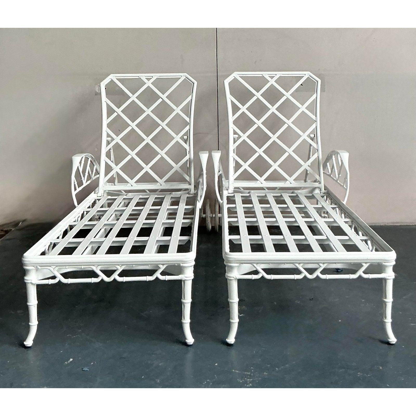 Vintage Regency Brown Jordan “Calcutta” Cast Aluminum Chaise Lounge - A Pair (amerikanisch) im Angebot