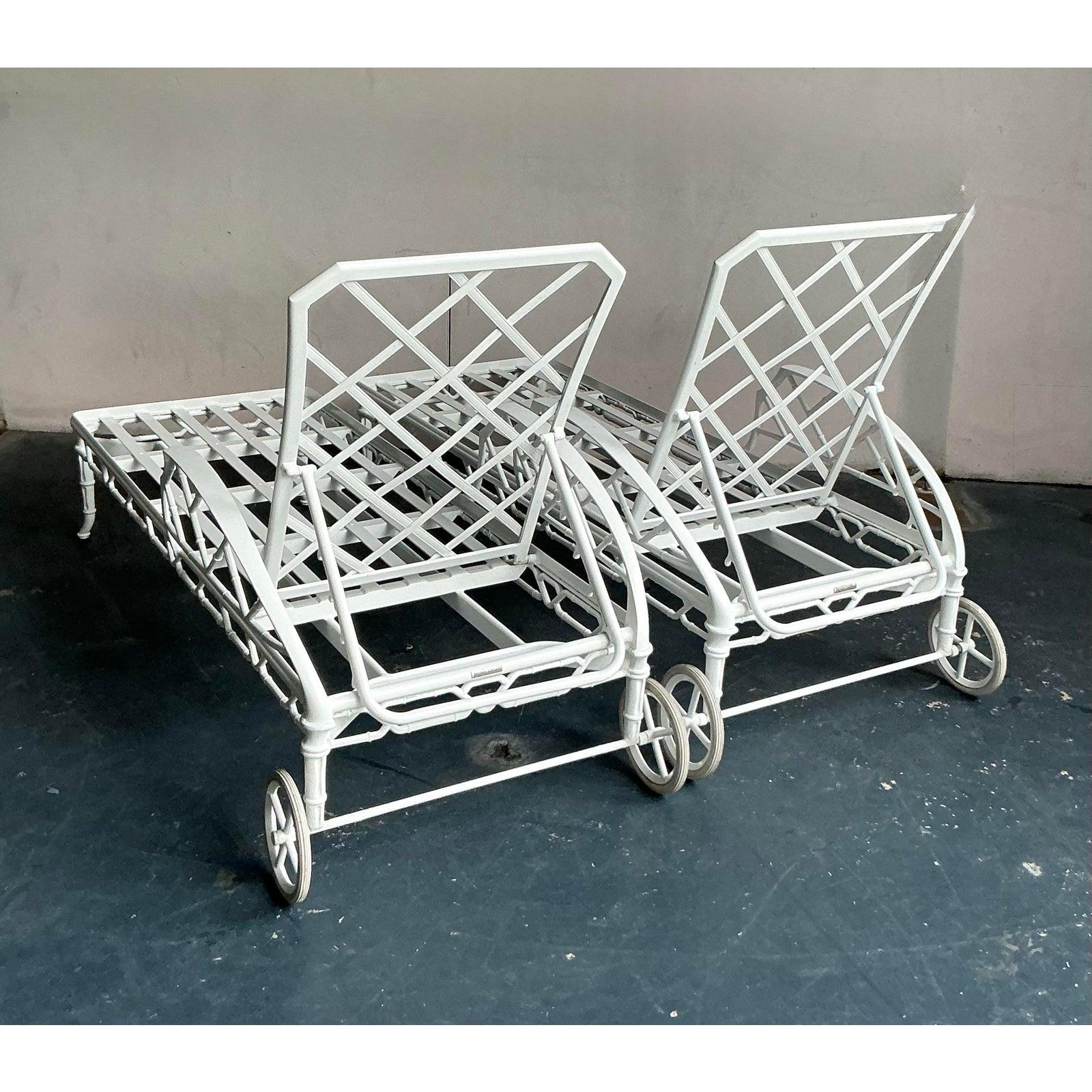 Vintage Regency Brown Jordan “Calcutta” Cast Aluminum Chaise Lounge - A Pair im Zustand „Gut“ im Angebot in West Palm Beach, FL