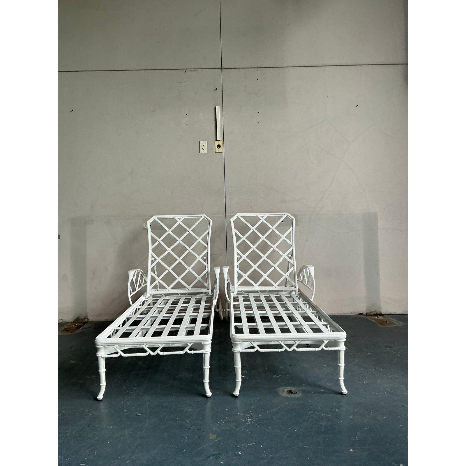 Vintage Regency Brown Jordan “Calcutta” Cast Aluminum Chaise Lounge - A Pair (Aluminium) im Angebot