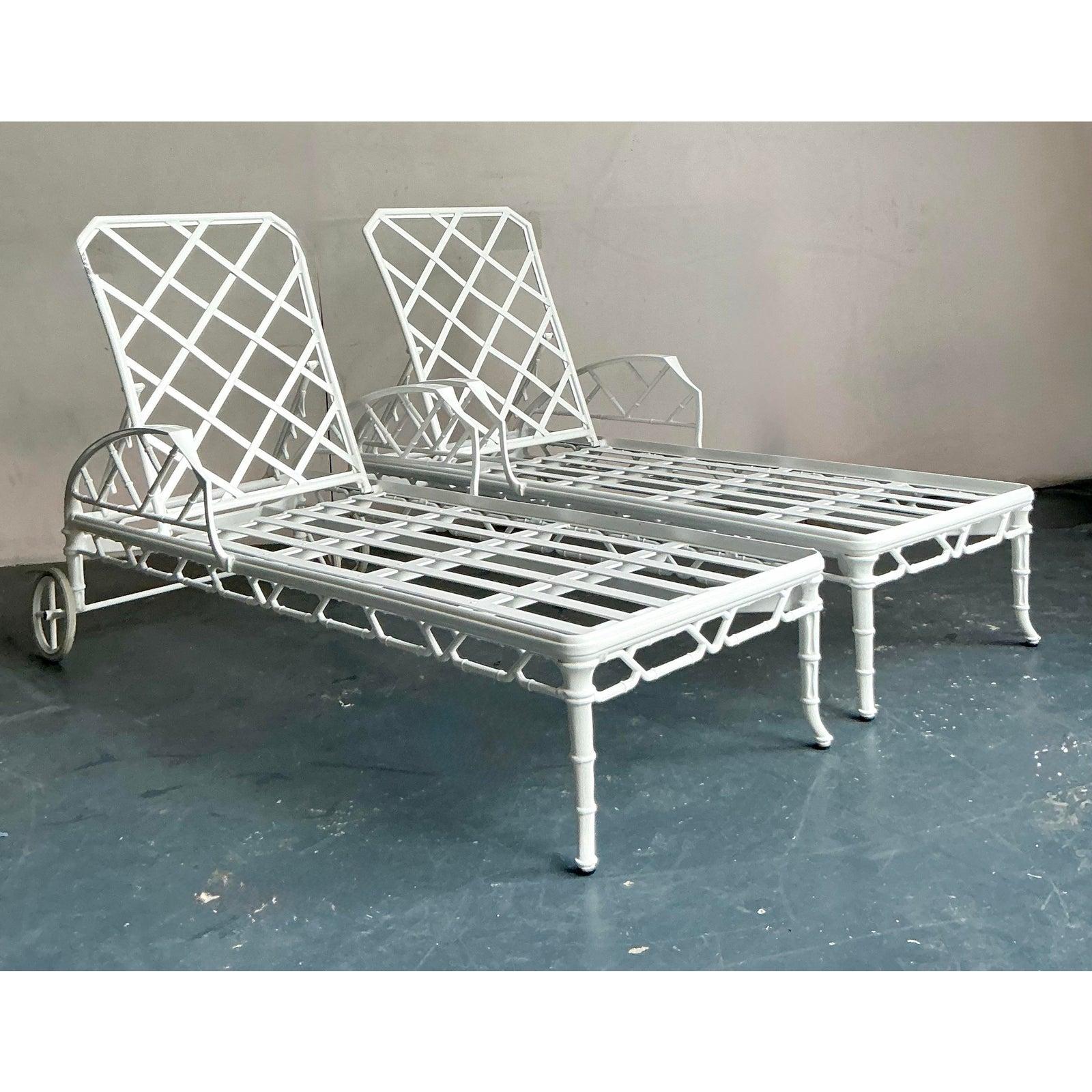 Vintage Regency Brown Jordan “Calcutta” Cast Aluminum Chaise Lounge - A Pair im Angebot 1