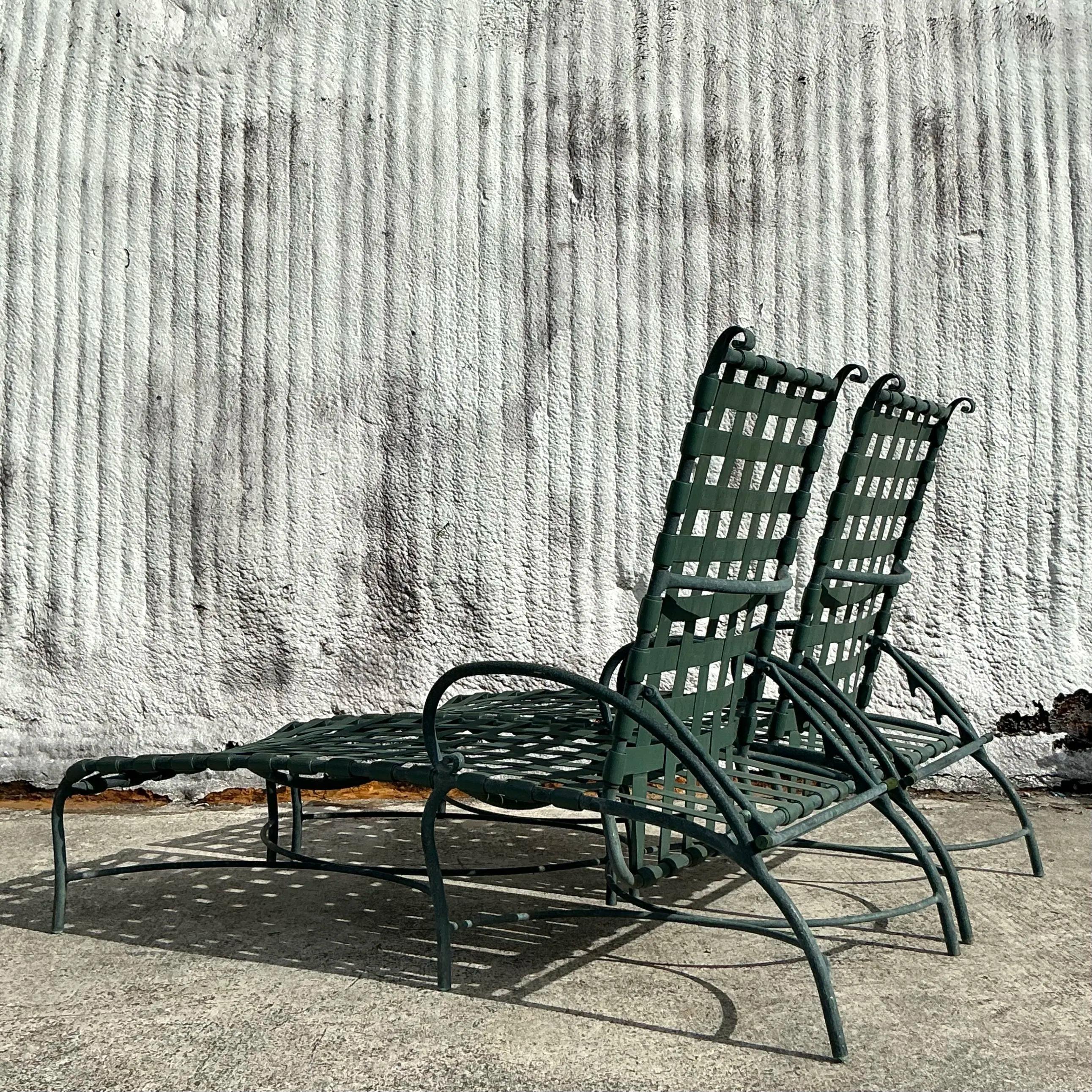 Américain Chaise longue à courroies Florentine de style Régence Brown - une paire en vente