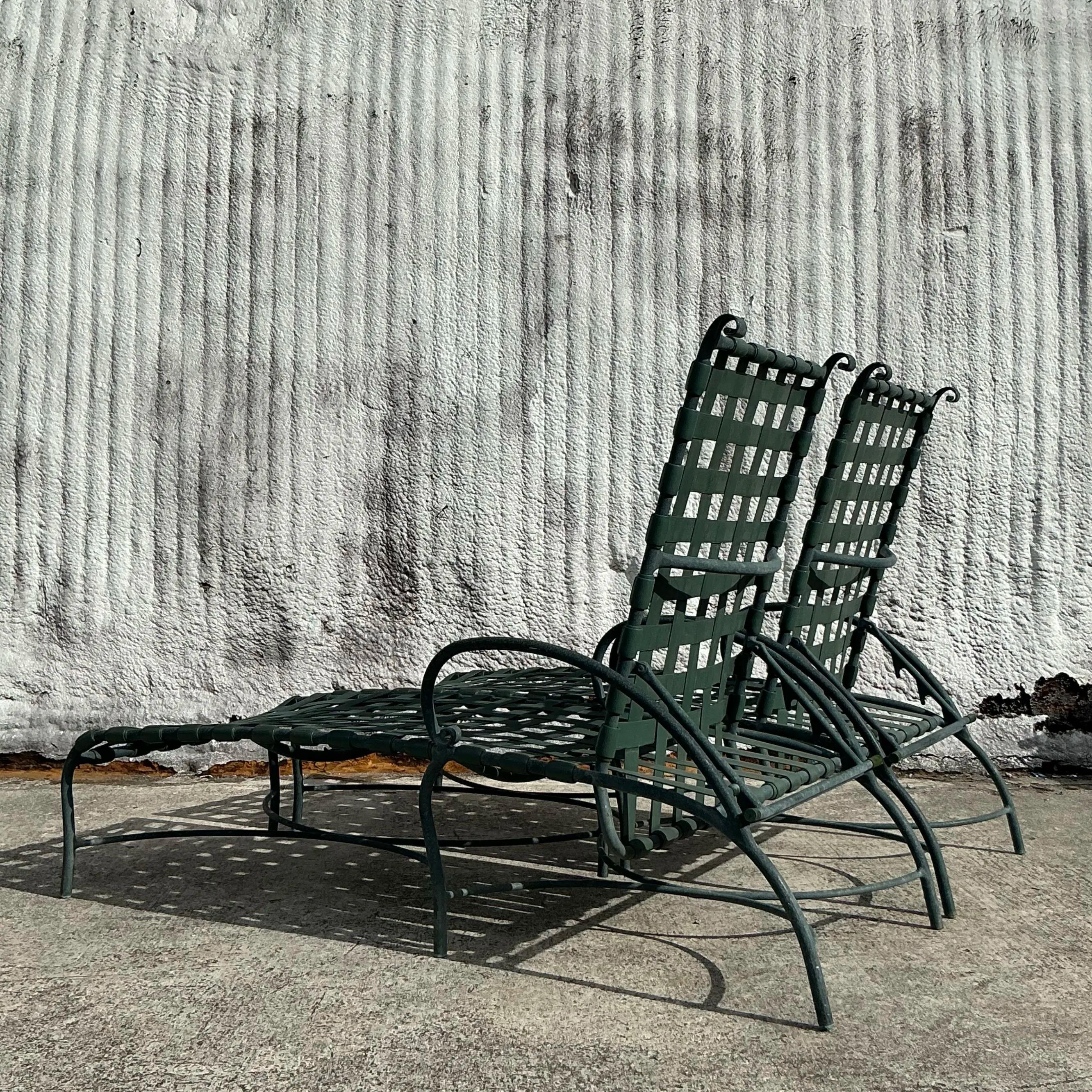 Chaise longue à courroies Florentine de style Régence Brown - une paire Bon état - En vente à west palm beach, FL