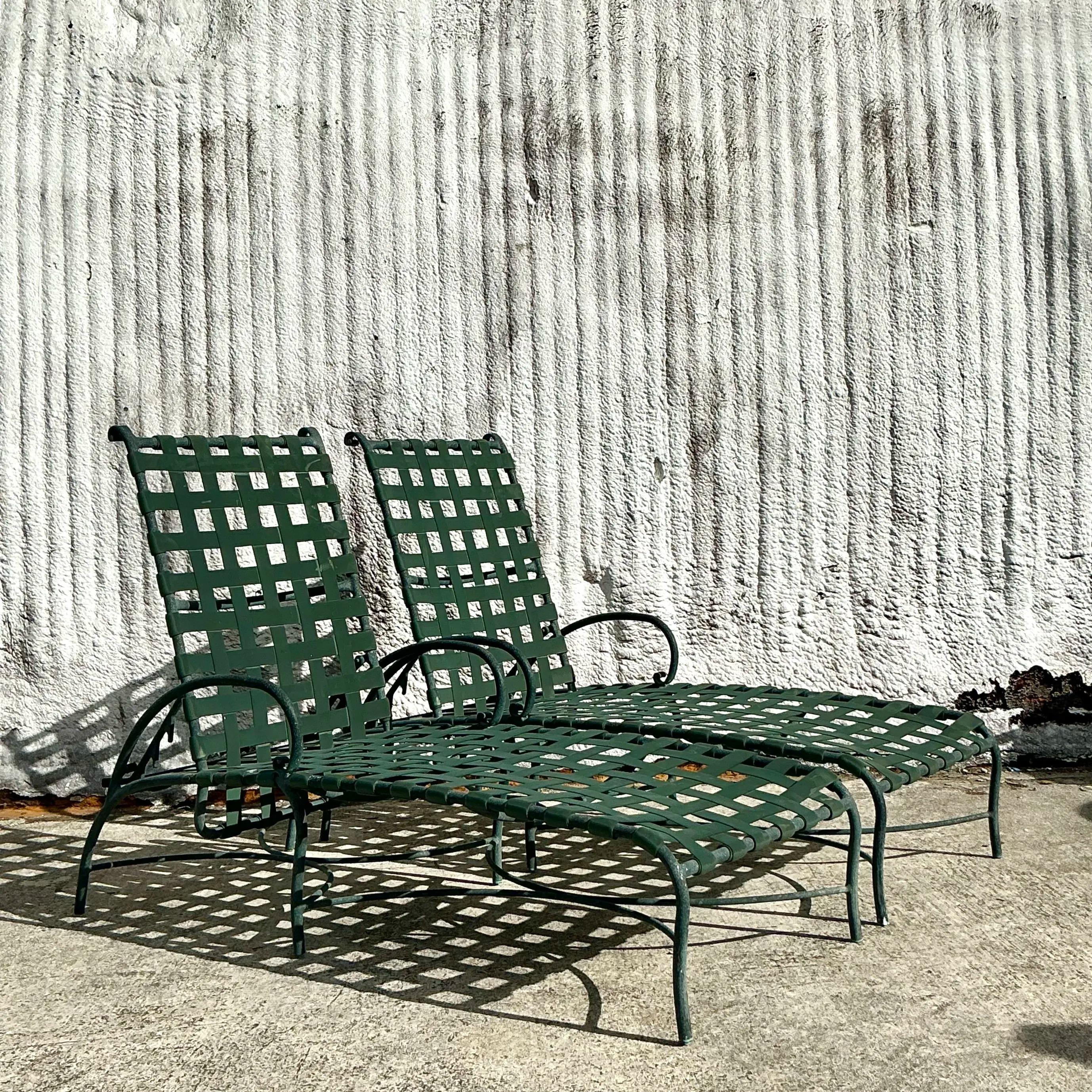 20ième siècle Chaise longue à courroies Florentine de style Régence Brown - une paire en vente