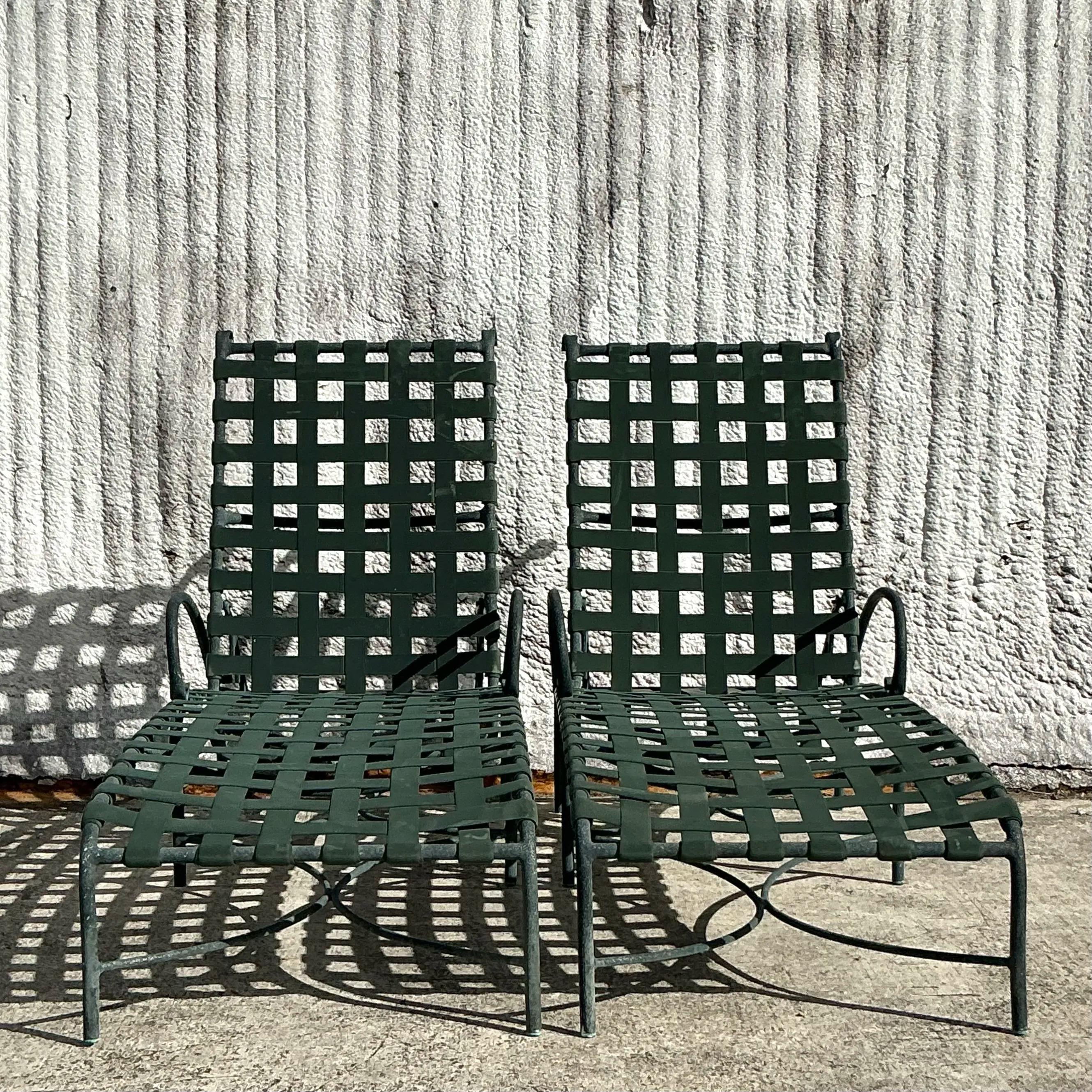 Aluminium Chaise longue à courroies Florentine de style Régence Brown - une paire en vente