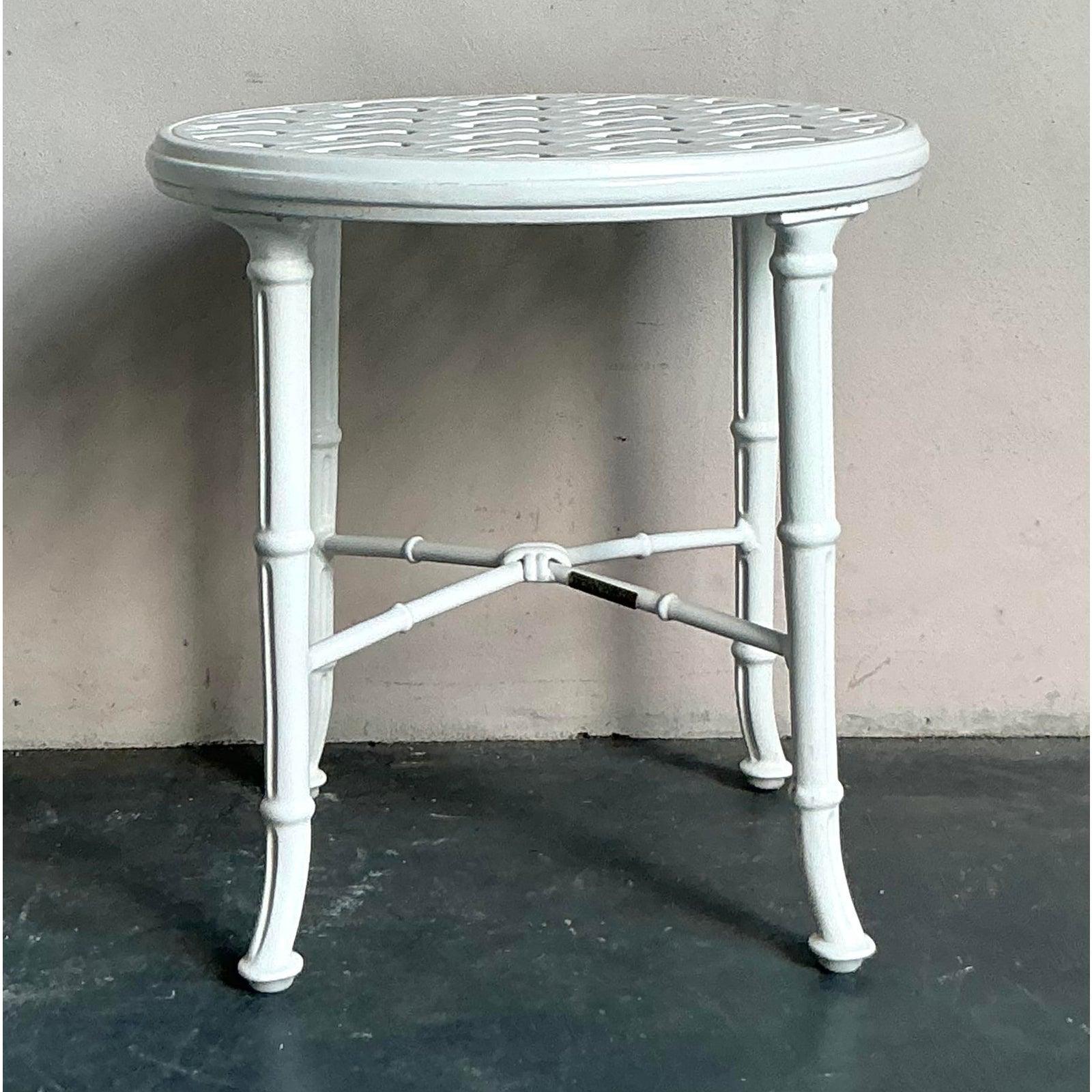 Presentamos una mesa auxiliar vintage atemporal de la apreciada Brown Jordan, una marca sinónimo de mobiliario de lujo para exteriores e interiores. Esta exquisita pieza encarna el estilo clásico de la Regencia, con elegantes patas de bambú