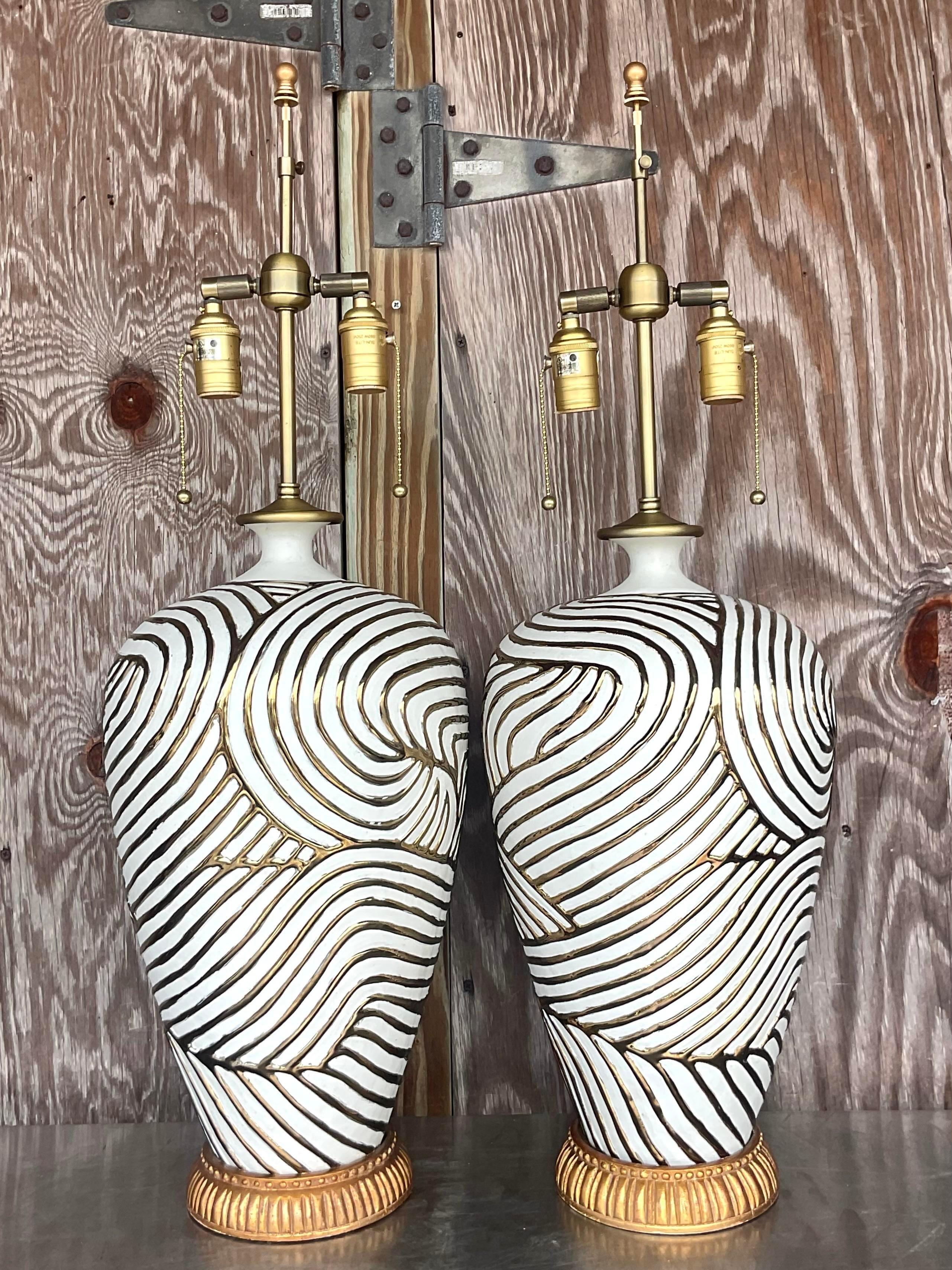 Vintage Regency Bunny Williams Sanskrit-Lampen aus glasierter Keramik im Regency-Stil - ein Paar im Zustand „Gut“ im Angebot in west palm beach, FL