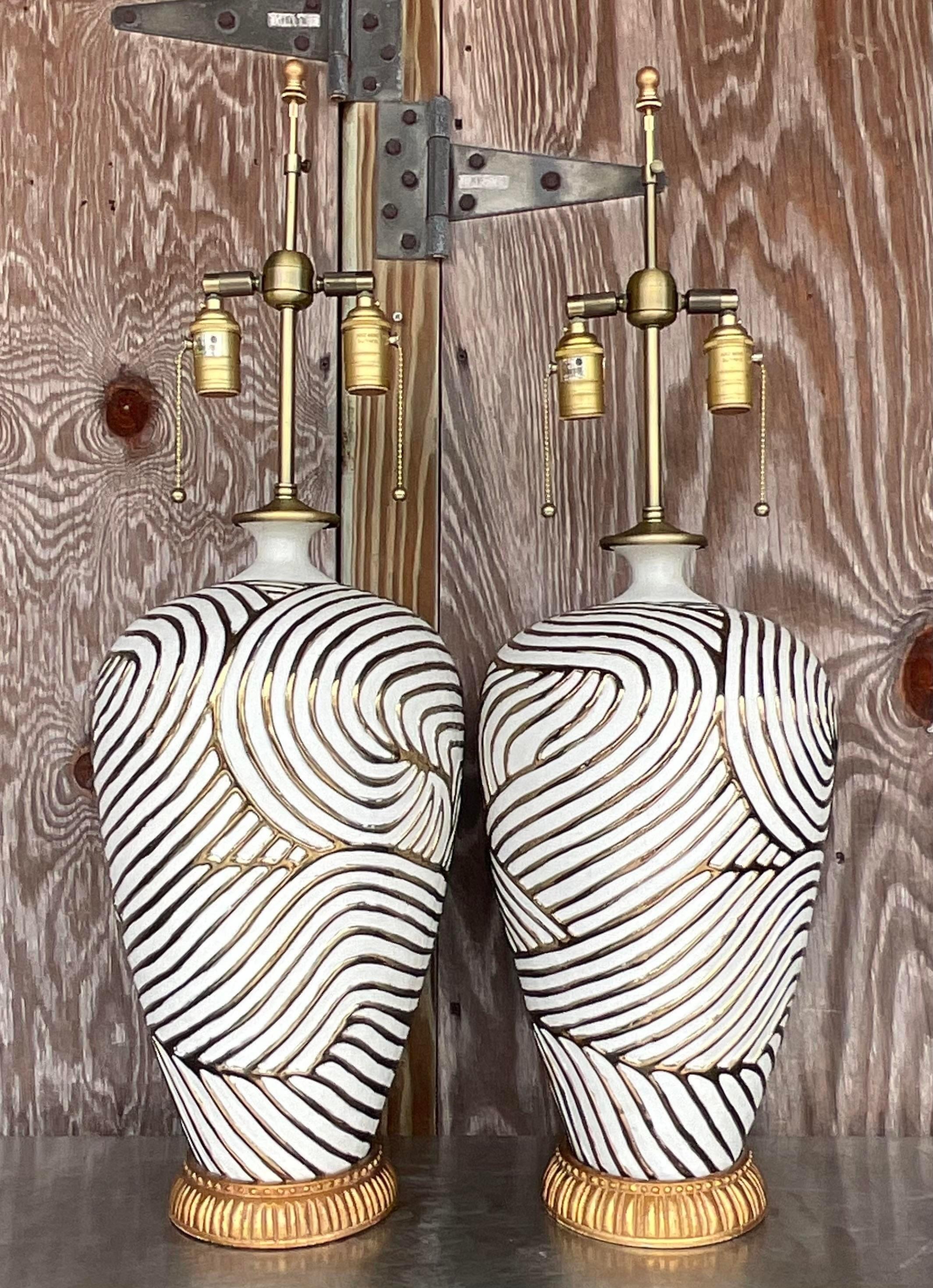 Vintage Regency Bunny Williams Sanskrit-Lampen aus glasierter Keramik im Regency-Stil - ein Paar (20. Jahrhundert) im Angebot