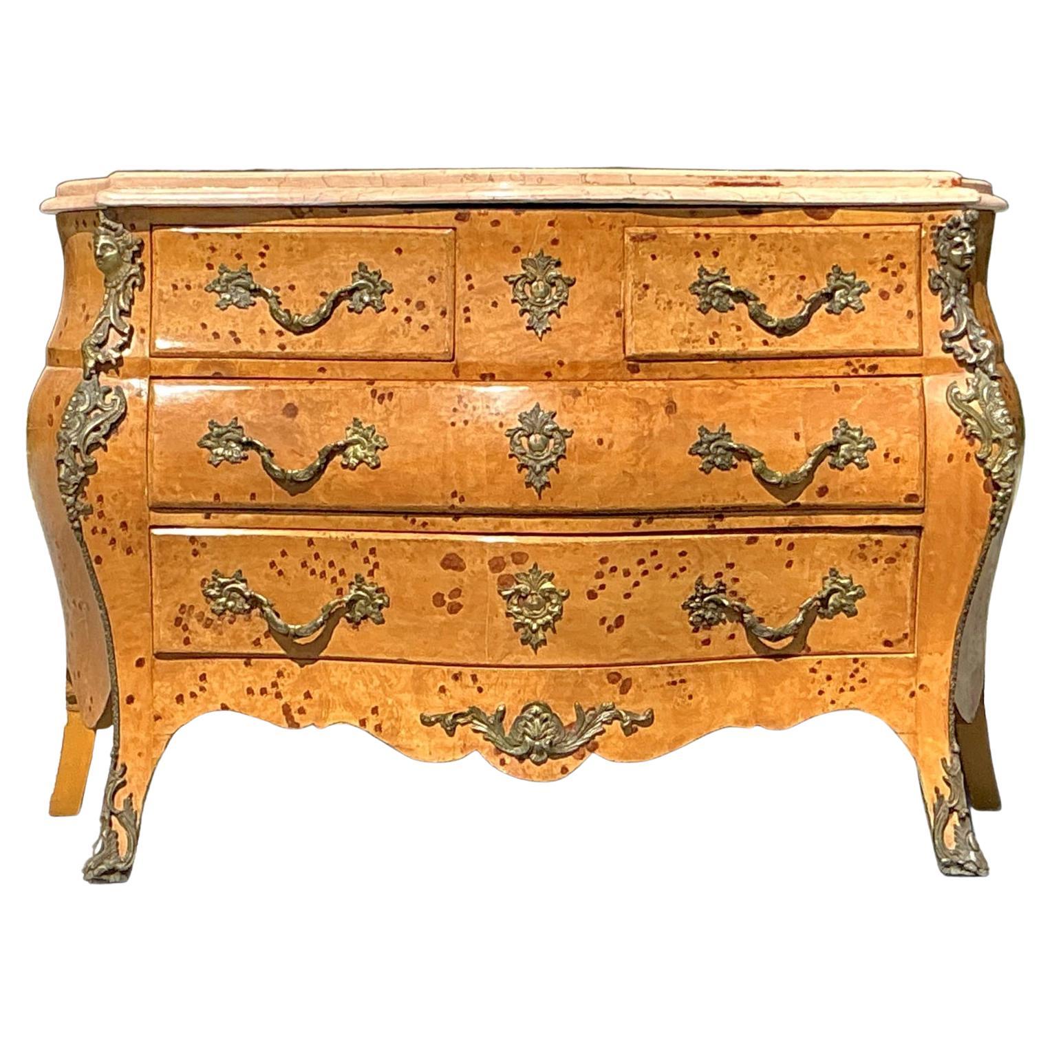 Vintage Regency Kommode mit Maserung und Ormolu