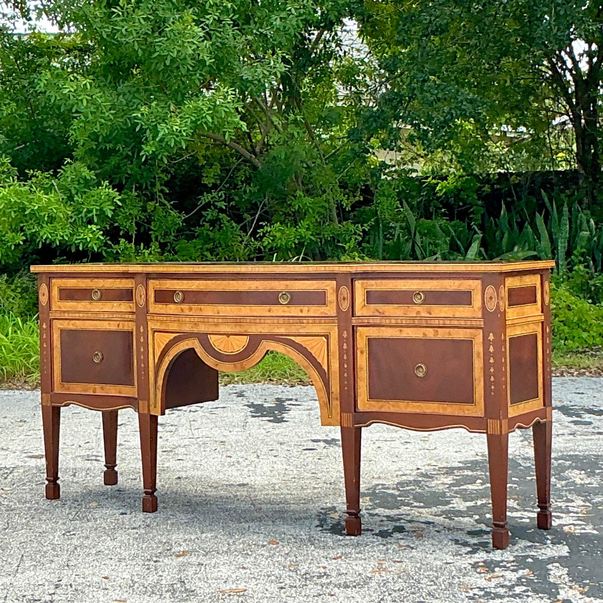 Eleganza senza tempo con questa credenza Sheridan con intarsi in radica Vintage Regency. Con il suo squisito intarsio in radica e la classica maestria americana, aggiunge un tocco raffinato a qualsiasi sala da pranzo o spazio abitativo. Ideale per