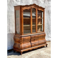 Armoire bombée vintage en bois de ronce de style Régence