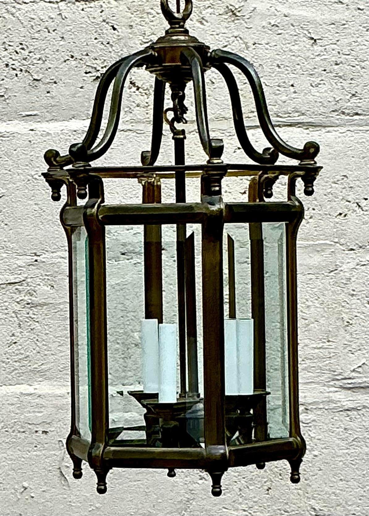 Beleuchten Sie Ihr Zuhause mit der zeitlosen Eleganz der Vintage Regency Laterne aus brüniertem Messing. Diese im klassischen amerikanischen Stil gefertigte Laterne zeichnet sich durch eine wunderschöne brünierte Messingoberfläche und aufwändige