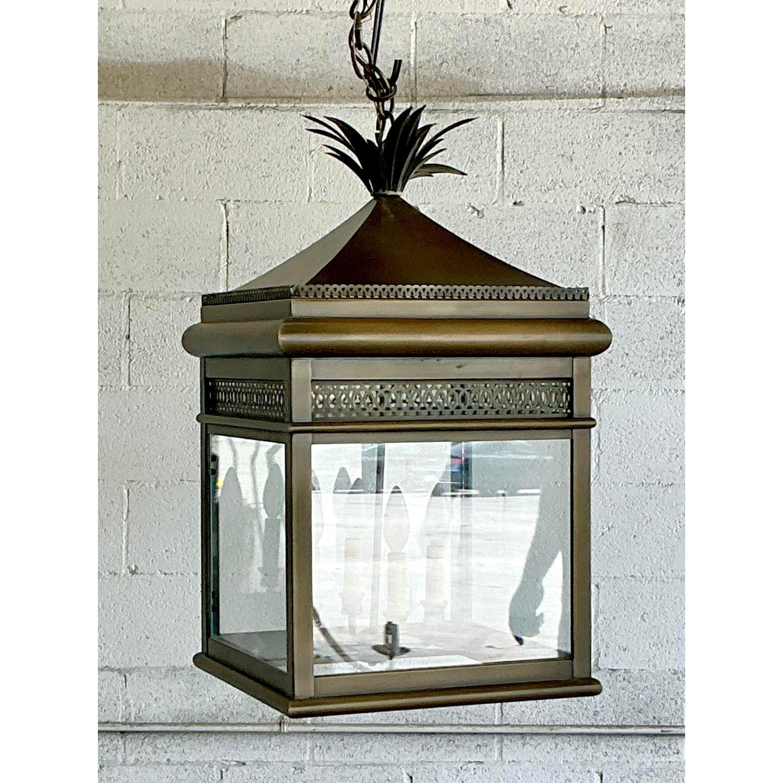 Eleganza classica e stile raffinato: questa lanterna vintage a quattro luci è realizzata in ottone brunito, che le conferisce una calda lucentezza anticata. La sua silhouette distinta è definita da un bel tetto a pagoda, coronato da un'ananas