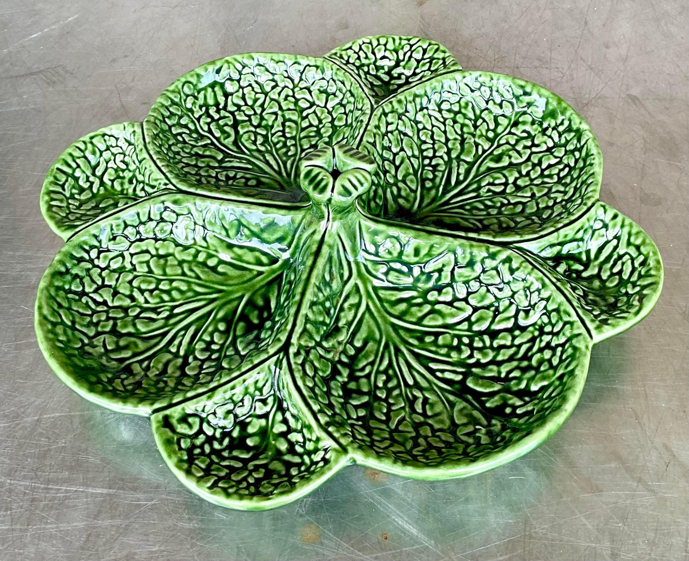 Plato de Cerámica Esmaltada Vintage Regency Hoja de Col en Bueno estado para la venta en west palm beach, FL