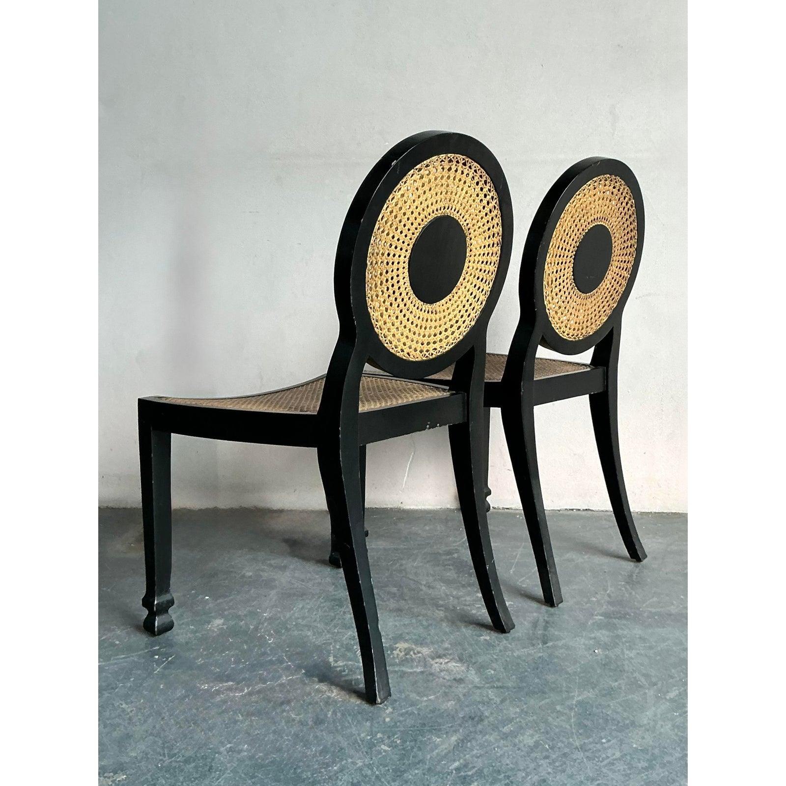 Dieses raffinierte Paar Beistellstühle verbindet neoklassizistische Eleganz mit begehrten Naturtexturen und bietet eine schicke und auffällige Sitzlösung. Die Gestelle sind in einem dramatischen Schwarz lackiert, das einen schönen Kontrast zu der