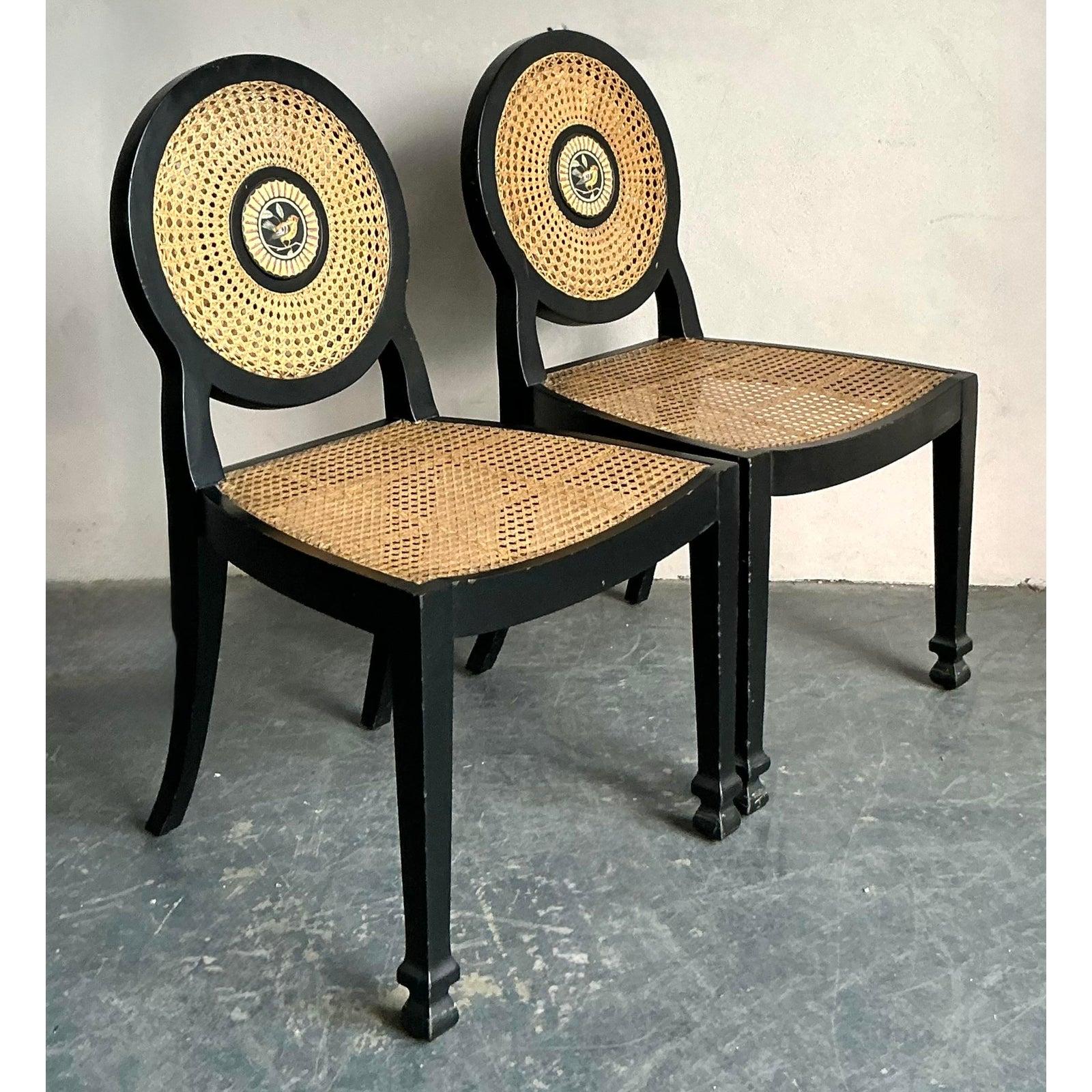 Vintage Regency Caned Esszimmerstühle mit gemaltem Vogel-Detail (Chinoiserie) im Angebot