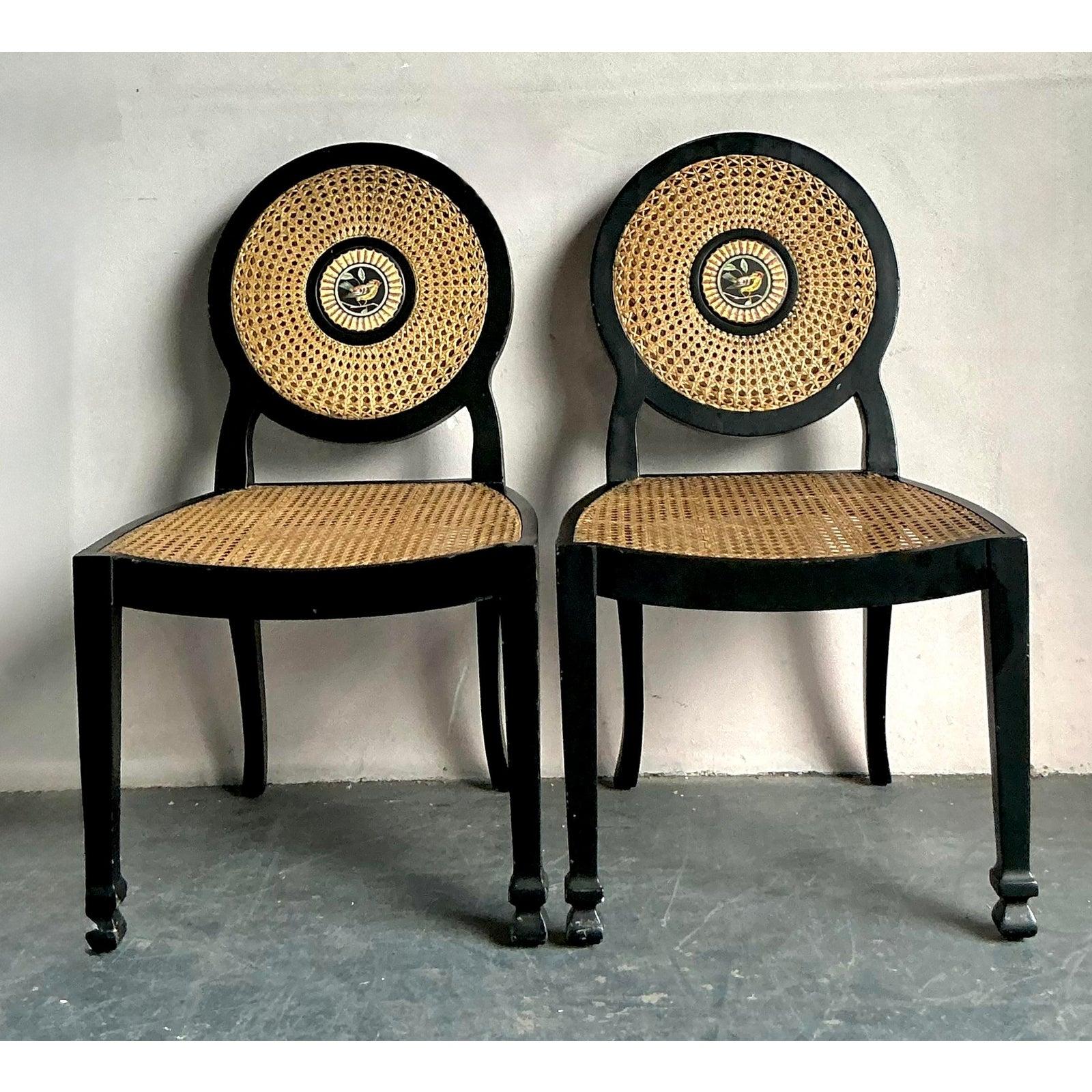 Vintage Regency Caned Esszimmerstühle mit gemaltem Vogel-Detail (Philippinisch) im Angebot