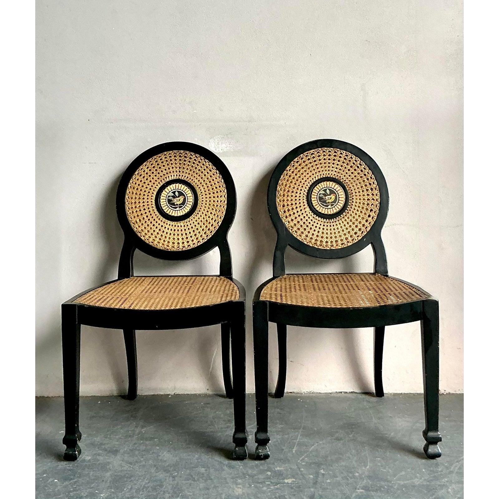 Vintage Regency Caned Esszimmerstühle mit gemaltem Vogel-Detail im Zustand „Gut“ im Angebot in West Palm Beach, FL