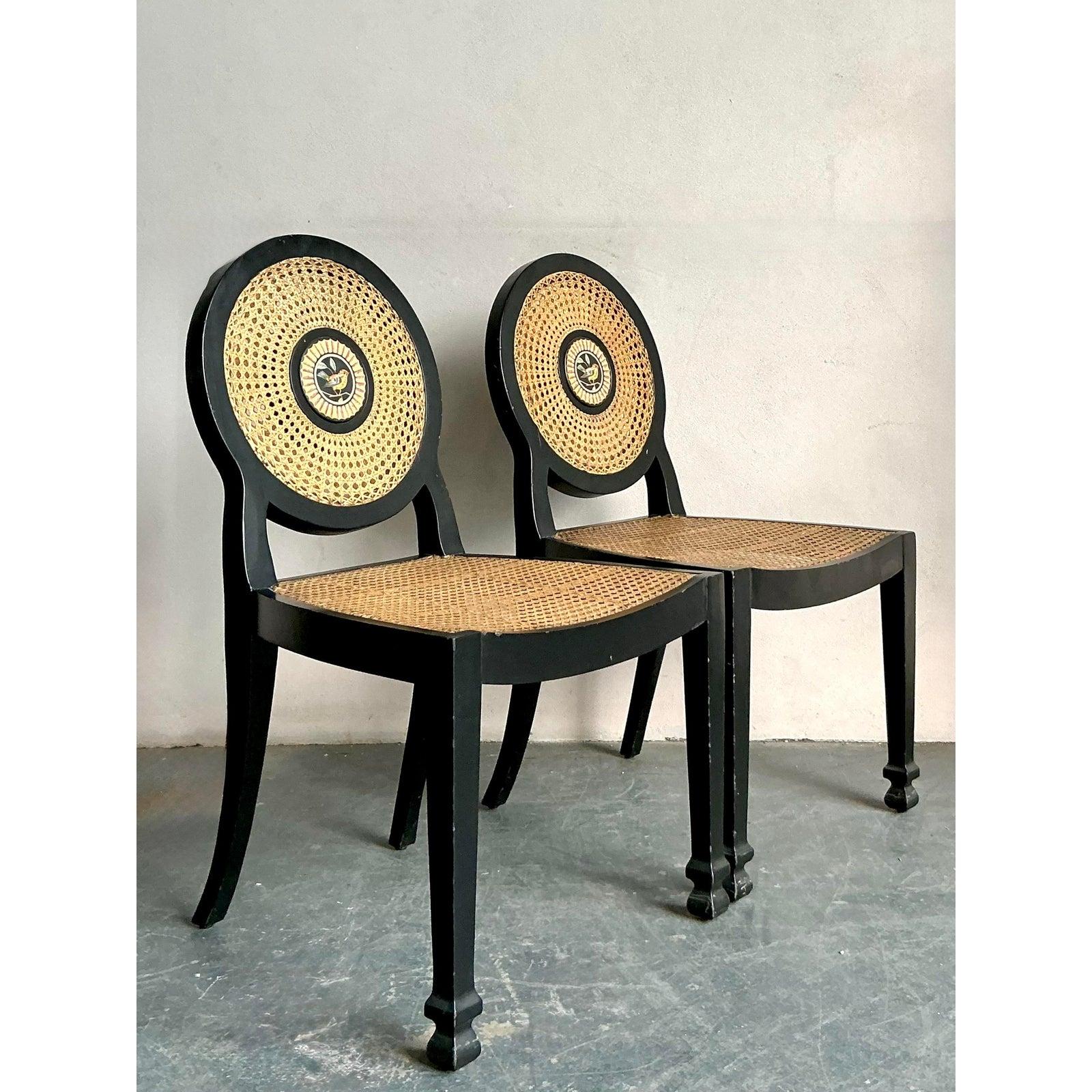Vintage Regency Caned Esszimmerstühle mit gemaltem Vogel-Detail (20. Jahrhundert) im Angebot