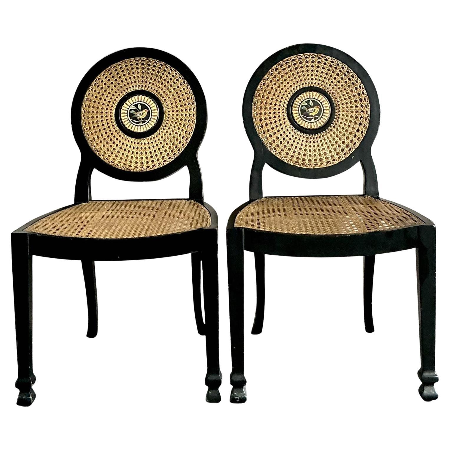 Vintage Regency Caned Esszimmerstühle mit gemaltem Vogel-Detail im Angebot