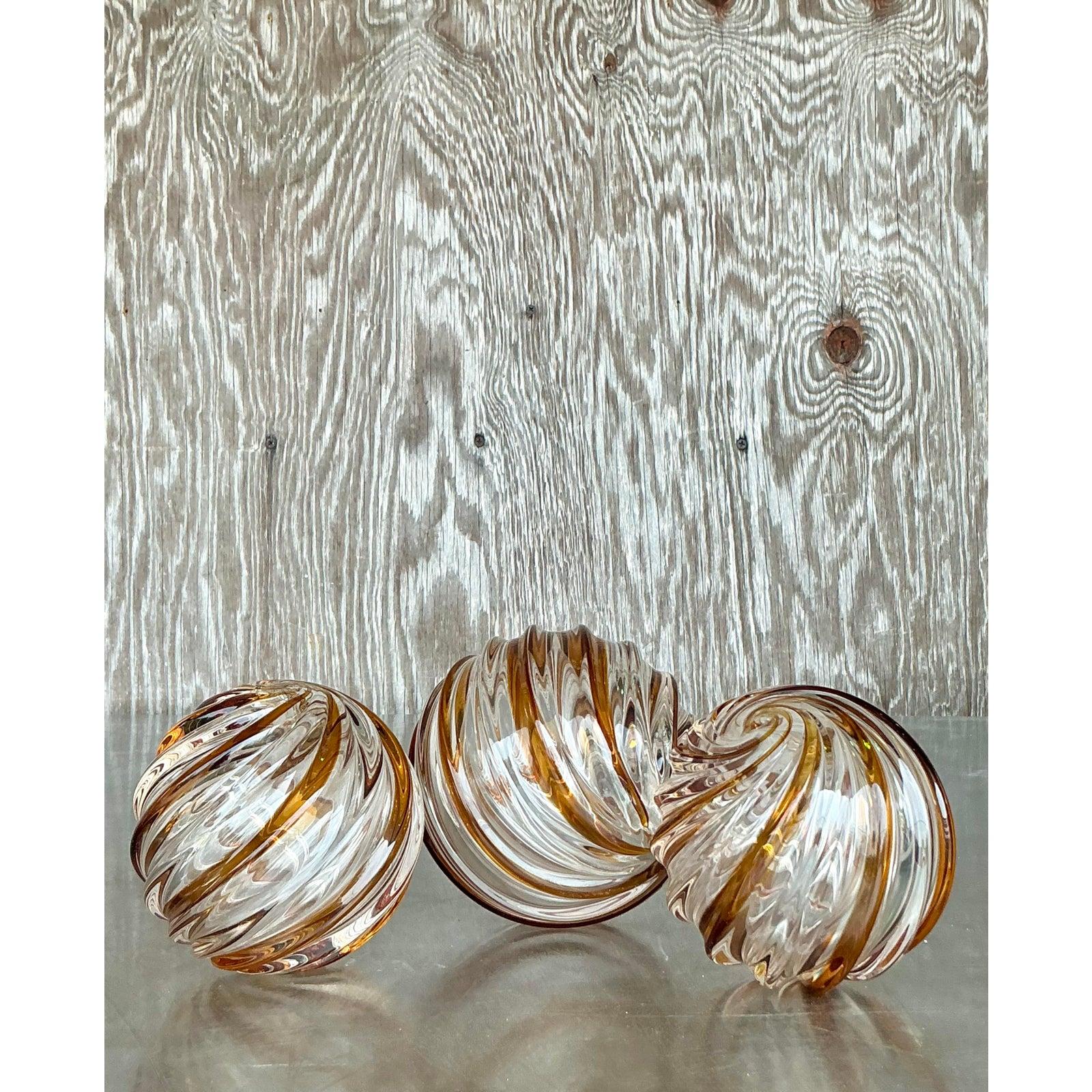 Italiano Sfere di vetro soffiato vintage Regency Caramel Swirl - Set di 2 in vendita