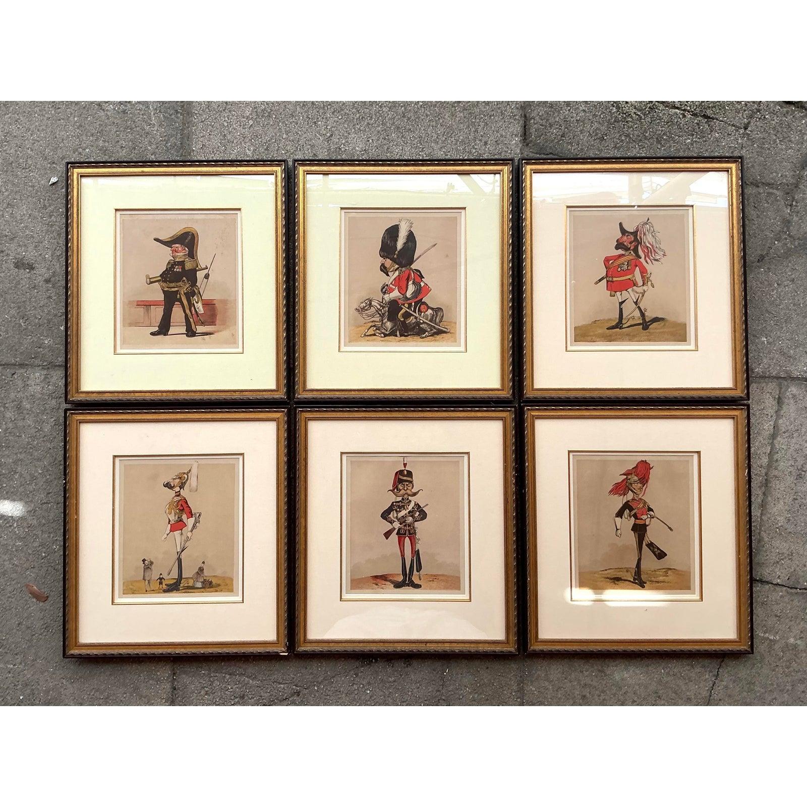 Apportez une touche d'esprit et d'histoire à votre intérieur avec ce charmant ensemble de six caricatures de généraux anglais de style Vintage Regency. Chaque impression présente un portrait exagéré et fantaisiste de personnages militaires