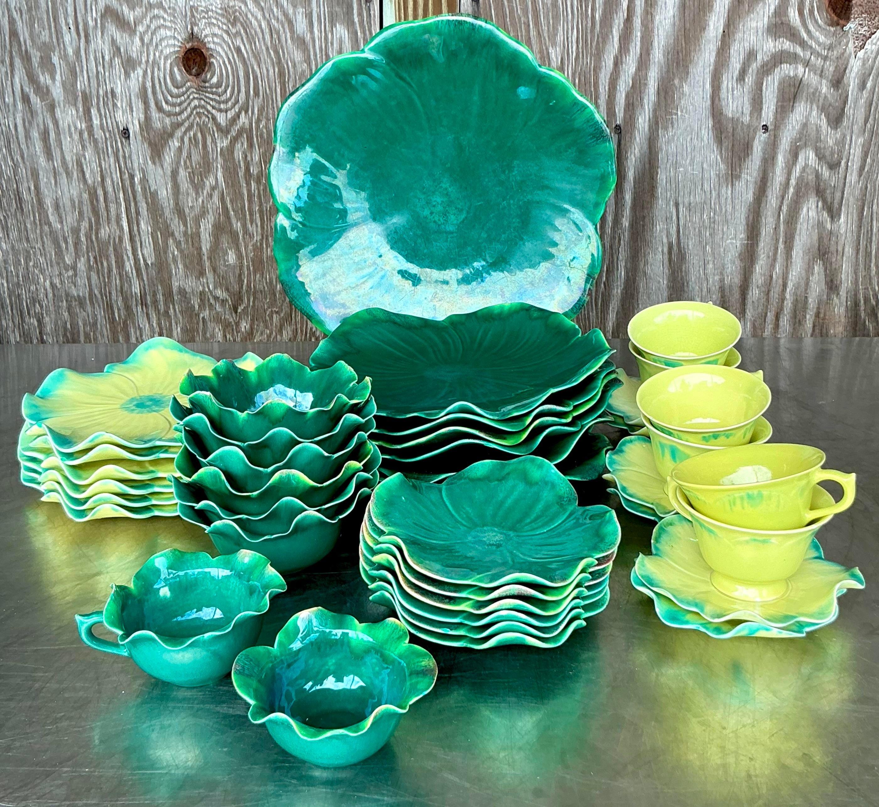 Vintage Regency Carole Stupell glasierte Keramik geblümtes China, Vintage-Set von 39, Regency (20. Jahrhundert) im Angebot