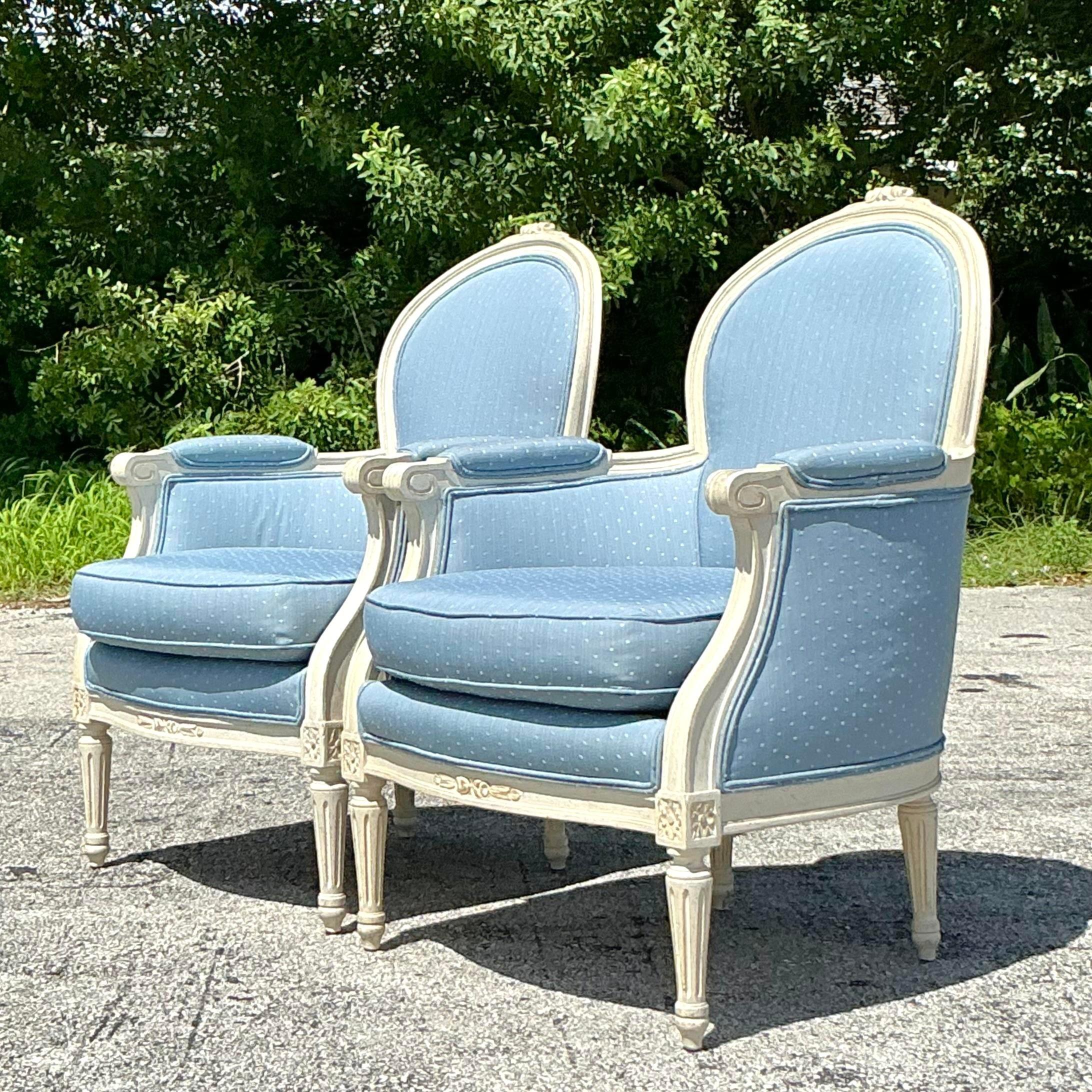 Le sedie Bergère vintage intagliate in stile Regency sono pezzi eleganti e sofisticati che riflettono la grandezza del periodo Regency. Queste sedie sono tipicamente caratterizzate da strutture in legno intagliate in modo intricato con dettagli