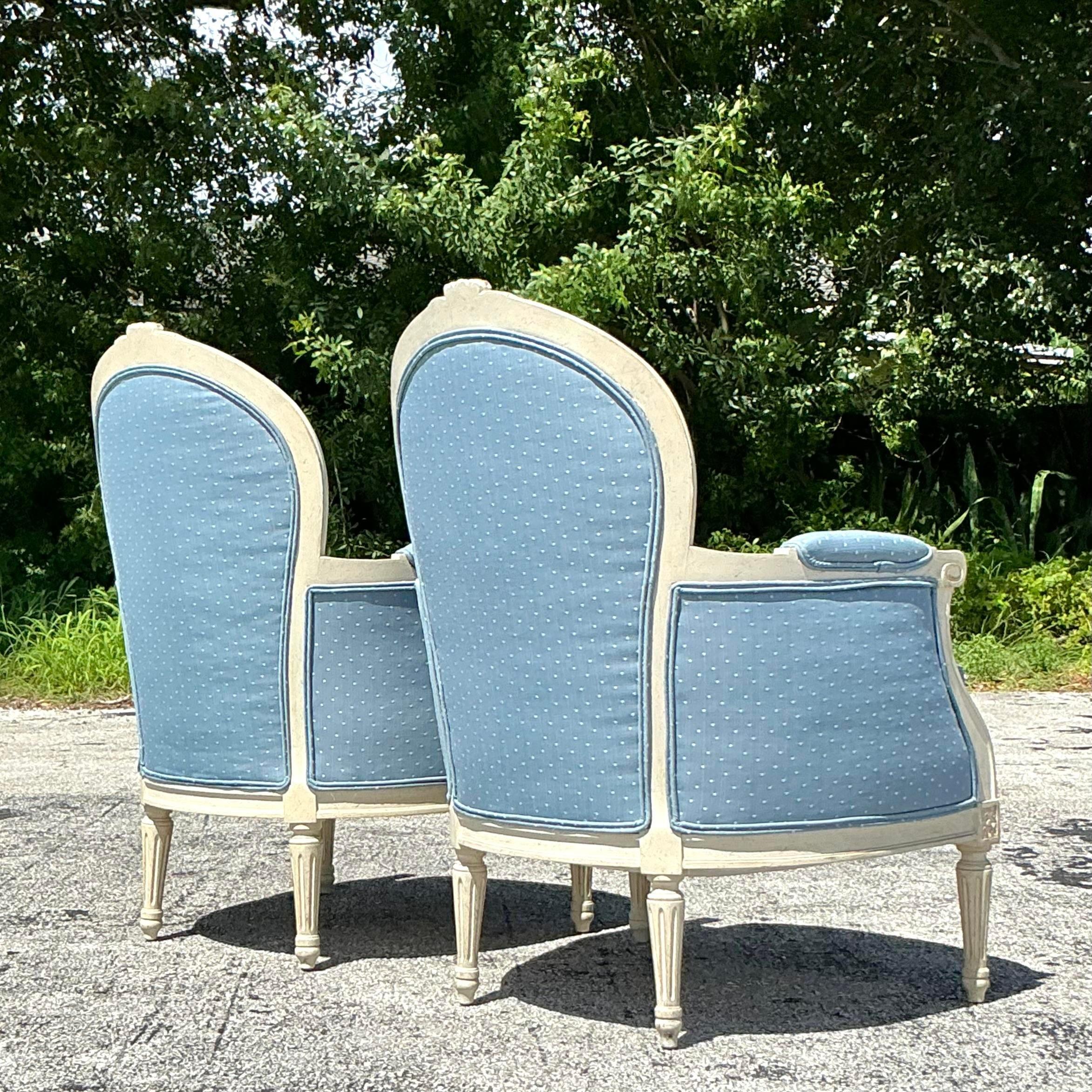 Sedie Bergere intagliate vintage Regency - una coppia In condizioni buone in vendita a west palm beach, FL