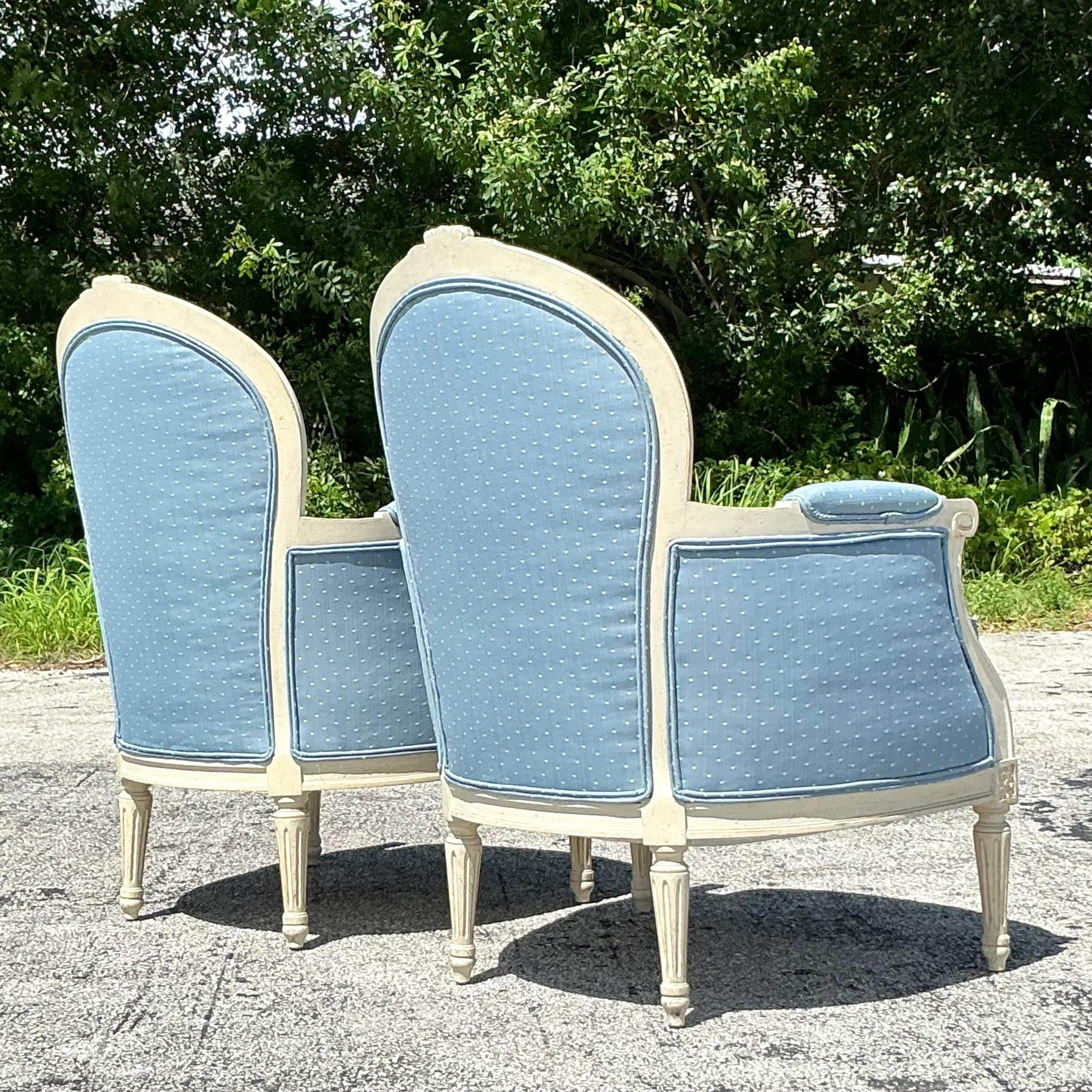 XX secolo Sedie Bergere intagliate vintage Regency - una coppia in vendita