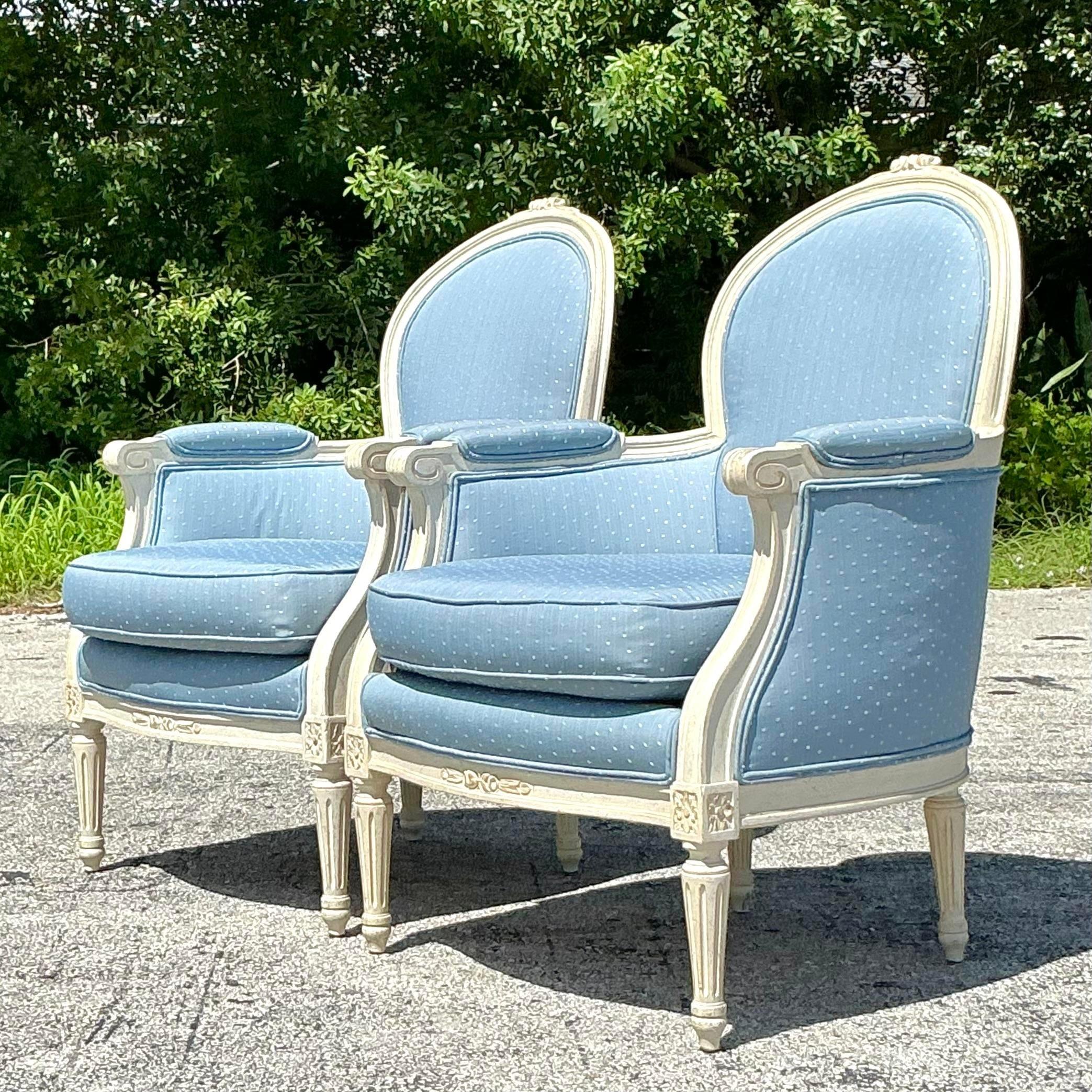 Tappezzeria Sedie Bergere intagliate vintage Regency - una coppia in vendita