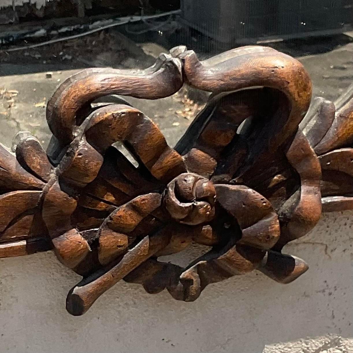 Specchio vintage Regency intagliato con fiocco e giglio in vendita 2