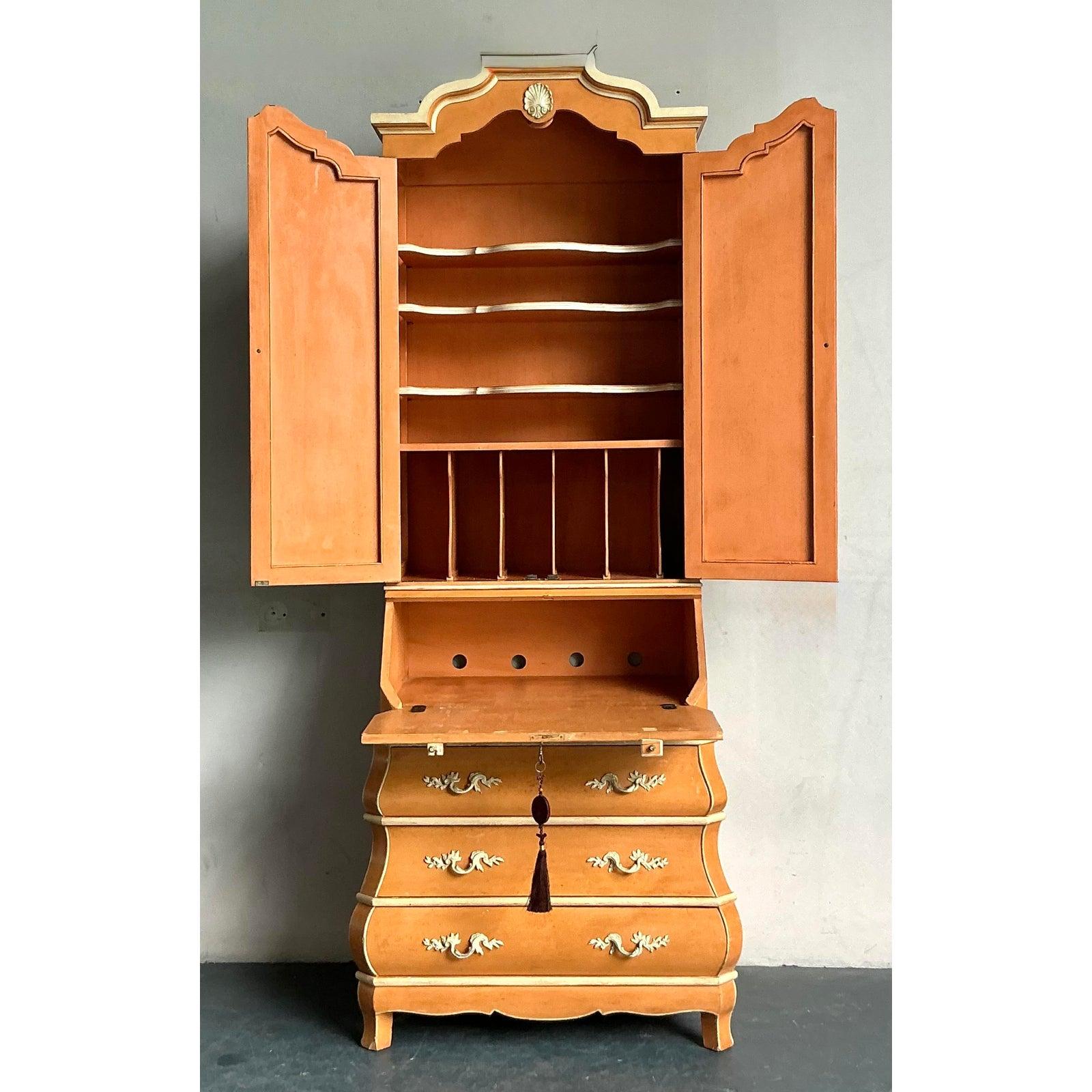 Vintage Regency Carved Detail Secretary Desk In condizioni buone in vendita a West Palm Beach, FL
