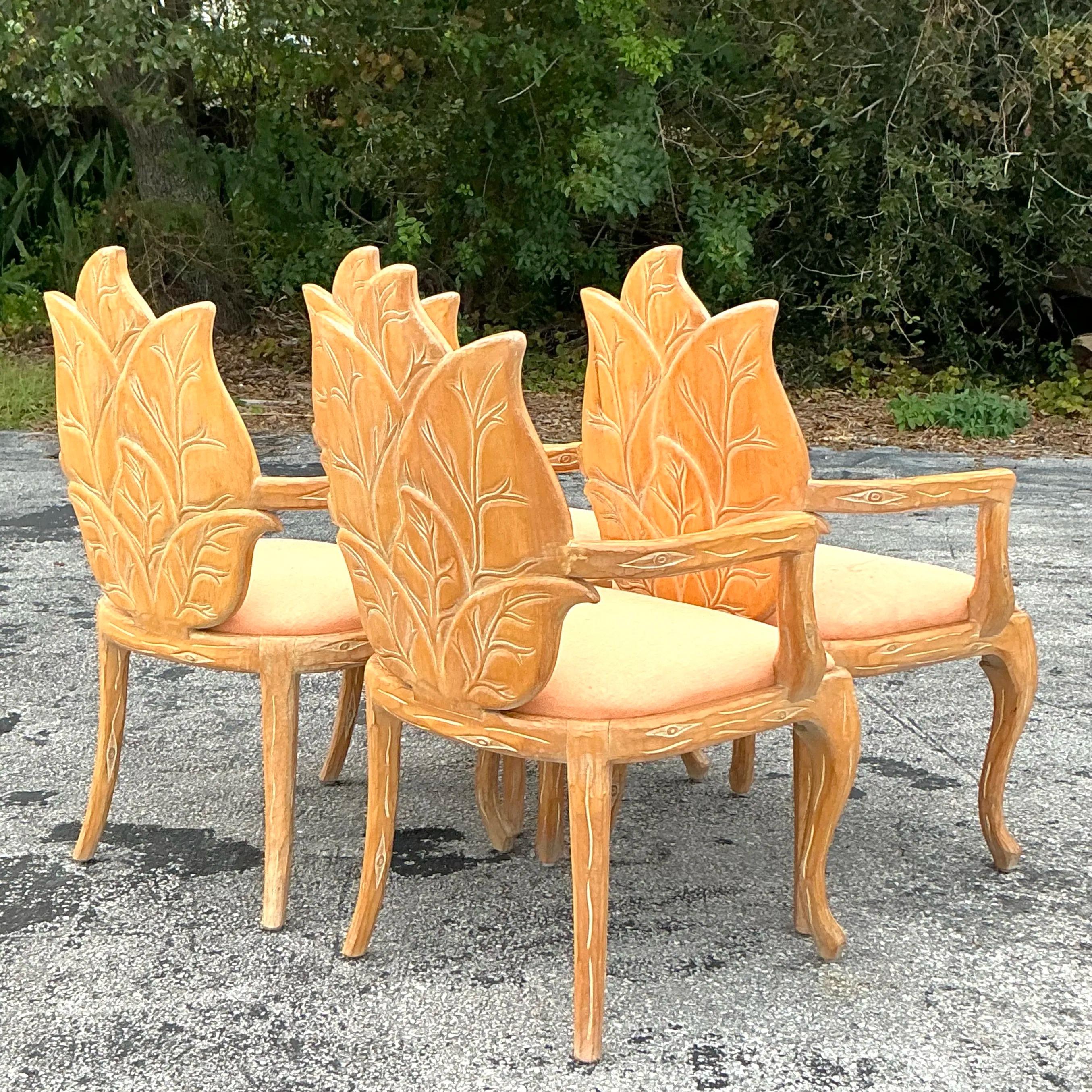 Porta la raffinatezza classica nel tuo spazio da pranzo con questo splendido set di 4 sedie da pranzo in stile Regency. Grazie alle cornici in faux bois splendidamente intagliate che imitano la consistenza naturale del legno, queste sedie emanano