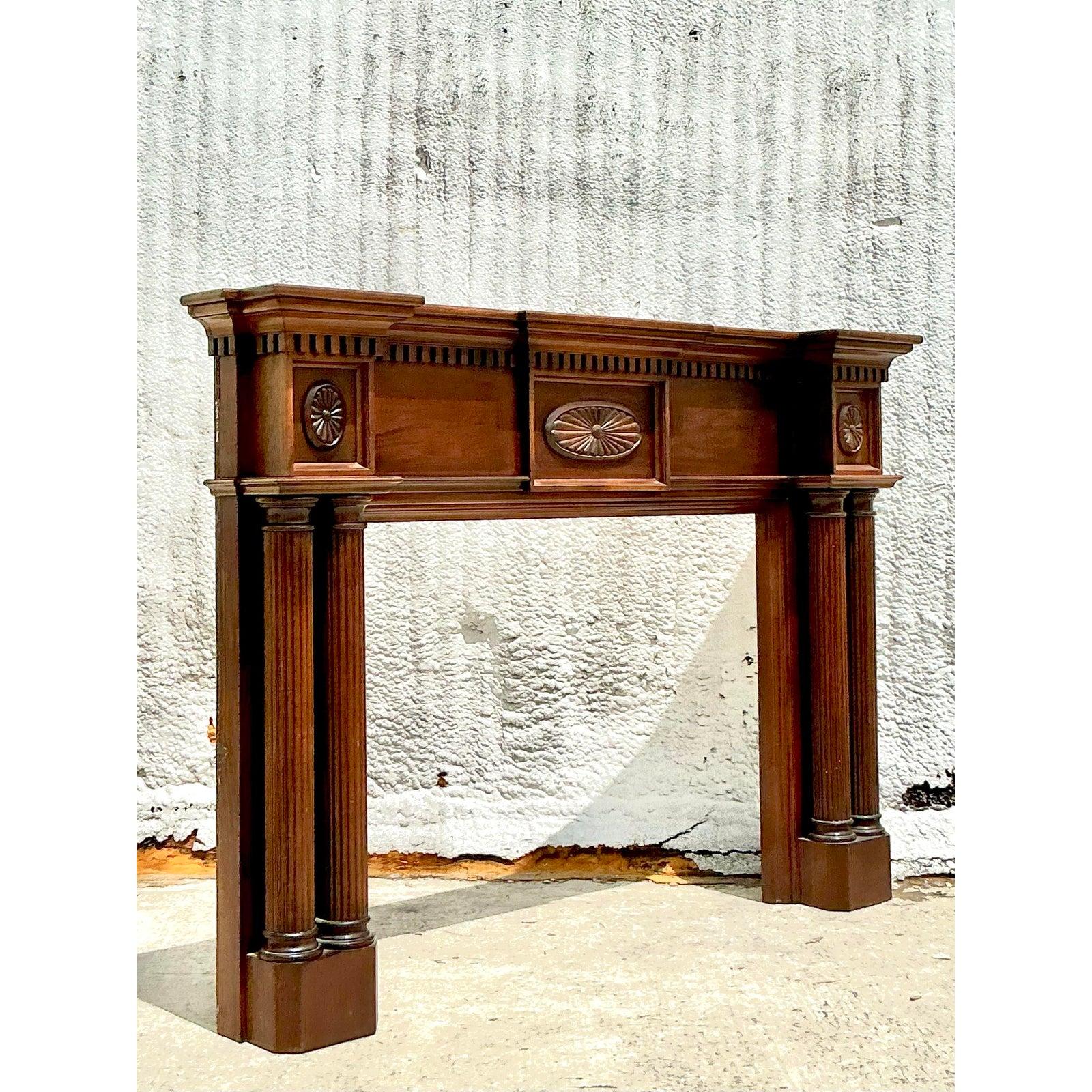 Apportez un charme majestueux et un design classique à votre intérieur avec cet habillage de cheminée vintage de style Regency. Fabriqué dans un bois chaud et richement teinté, il présente des médaillons et des denticules magnifiquement sculptés,