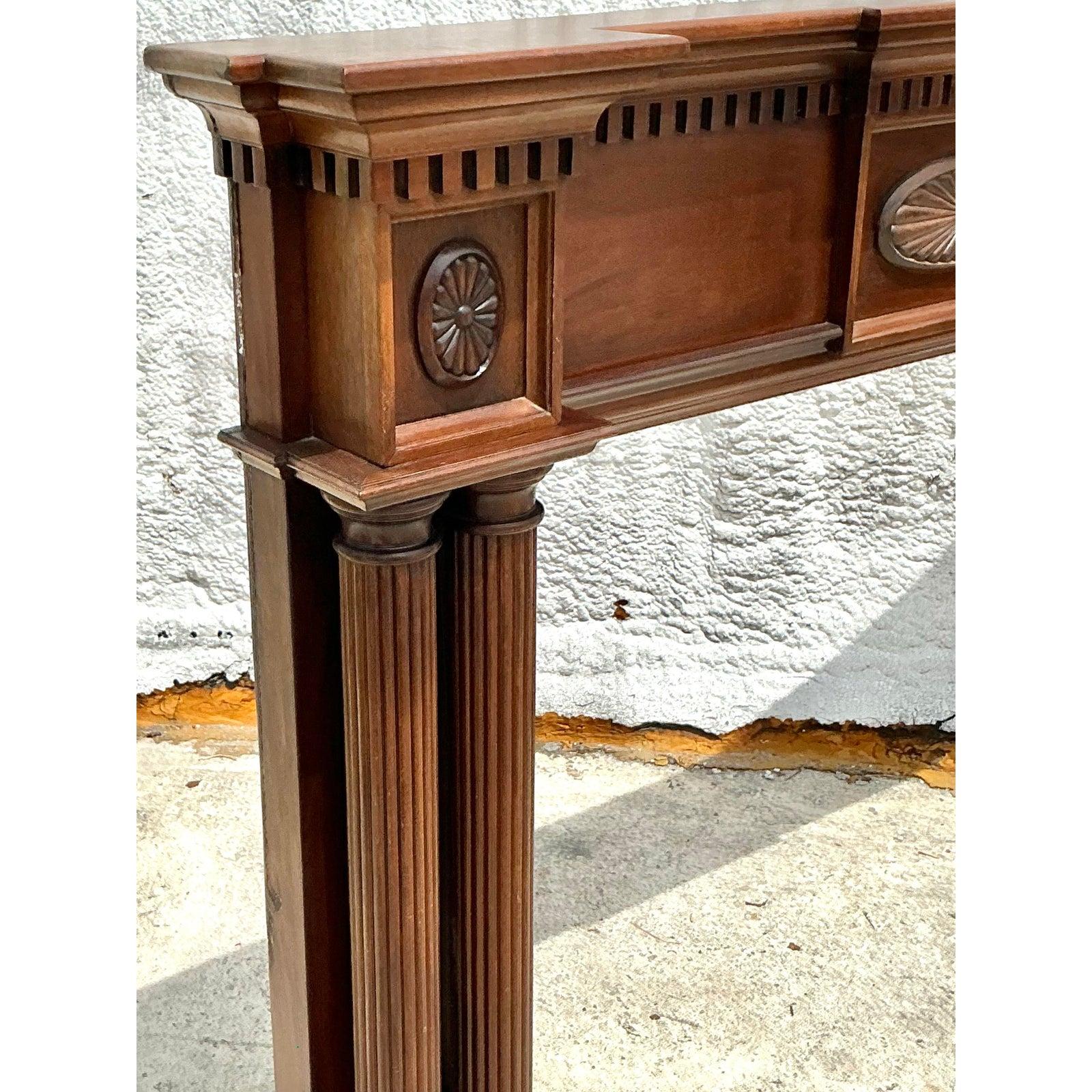 Américain Cheminée Vintage Regency sculptée en vente